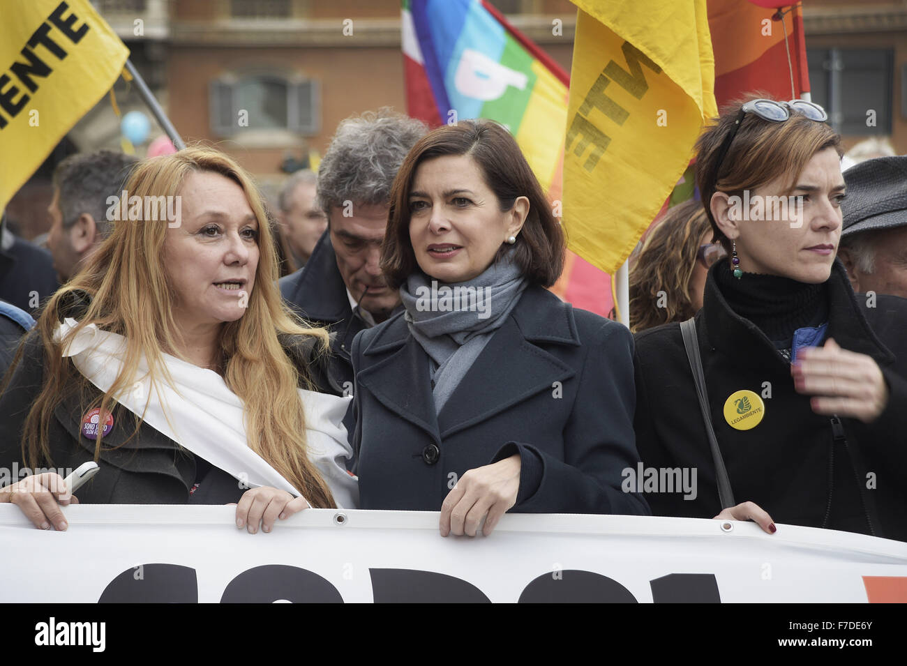 Le 29 novembre 2015 - L'Europe, Italie, Rome, 29 novembre 2015 :mars pendant un rassemblement de manifestants appelant à l'action sur les changements climatiques Le 29 novembre 2015 à Rome un jour avant le lancement de la COP21 conférence à Paris. Certains dirigeants 150 y compris le président américain Barack Obama en Chine, l'Inde, Xi Jinping Narendra Modi et Vladimir Poutine va à l'ouverture de la conférence des Nations Unies Lundi, chargé d'atteindre le premier pacte climatique véritablement universelle. L'objectif est de limiter le réchauffement moyen de deux degrés Celsius (3,6 degrés Fahrenheit), peut-être moins, plus de niveaux pré-révolution industrielle par c Banque D'Images
