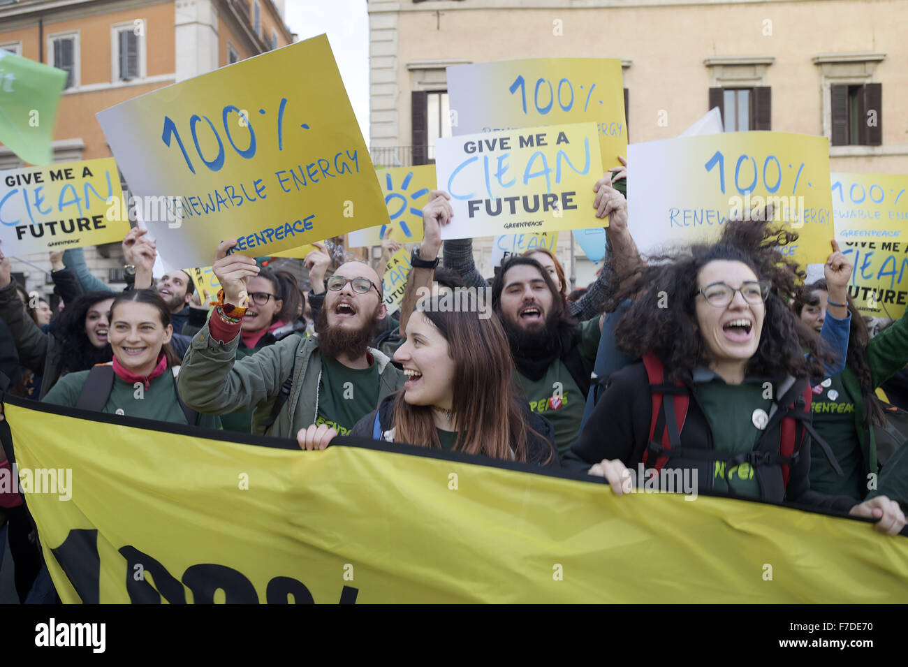Le 29 novembre 2015 - L'Europe, Italie, Rome, 29 novembre 2015 :mars pendant un rassemblement de manifestants appelant à l'action sur les changements climatiques Le 29 novembre 2015 à Rome un jour avant le lancement de la COP21 conférence à Paris. Certains dirigeants 150 y compris le président américain Barack Obama en Chine, l'Inde, Xi Jinping Narendra Modi et Vladimir Poutine va à l'ouverture de la conférence des Nations Unies Lundi, chargé d'atteindre le premier pacte climatique véritablement universelle. L'objectif est de limiter le réchauffement moyen de deux degrés Celsius (3,6 degrés Fahrenheit), peut-être moins, plus de niveaux pré-révolution industrielle par c Banque D'Images