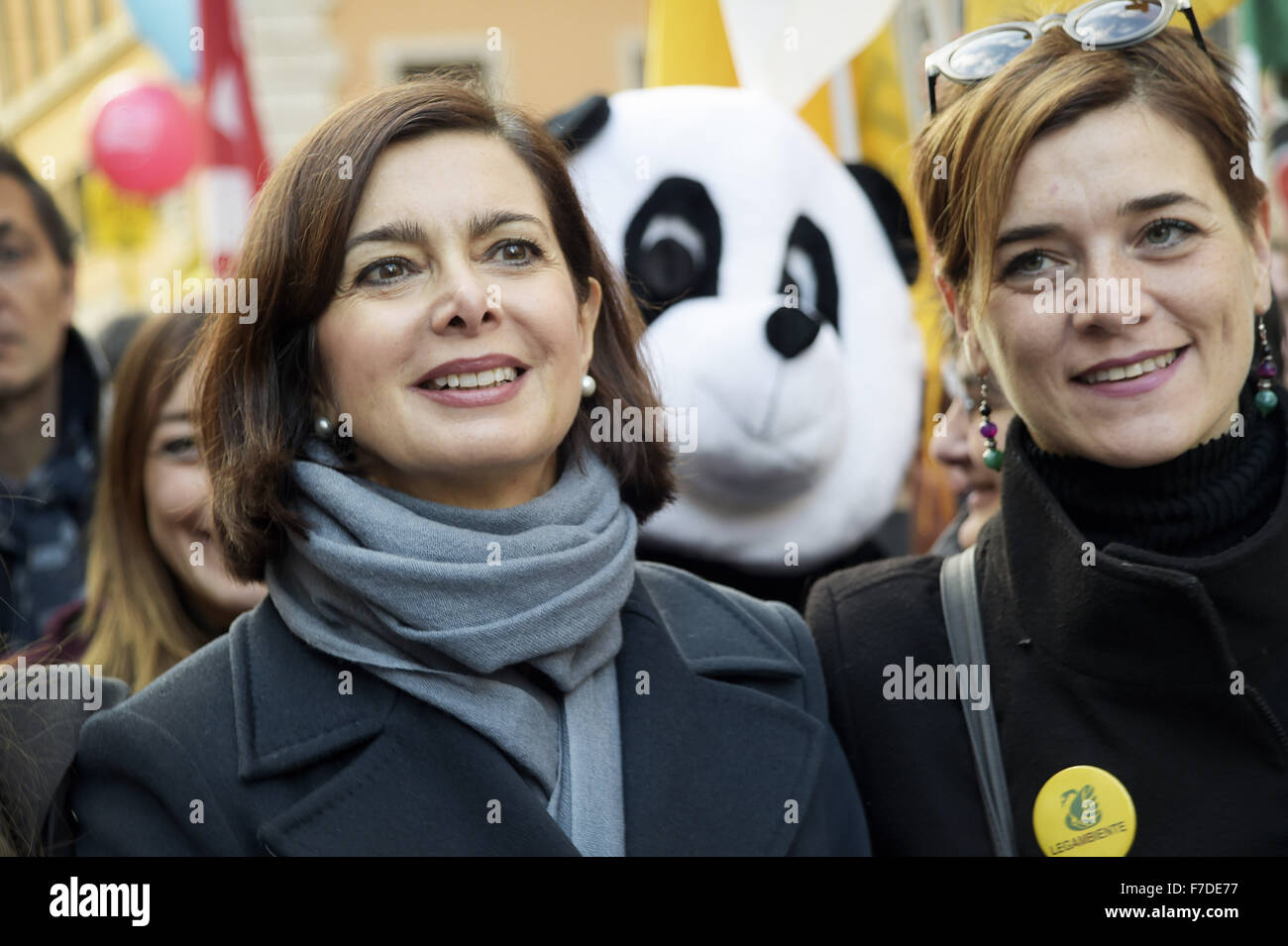 Le 29 novembre 2015 - L'Europe, Italie, Rome, 29 novembre 2015 :mars pendant un rassemblement de manifestants appelant à l'action sur les changements climatiques Le 29 novembre 2015 à Rome un jour avant le lancement de la COP21 conférence à Paris. Certains dirigeants 150 y compris le président américain Barack Obama en Chine, l'Inde, Xi Jinping Narendra Modi et Vladimir Poutine va à l'ouverture de la conférence des Nations Unies Lundi, chargé d'atteindre le premier pacte climatique véritablement universelle. L'objectif est de limiter le réchauffement moyen de deux degrés Celsius (3,6 degrés Fahrenheit), peut-être moins, plus de niveaux pré-révolution industrielle par c Banque D'Images