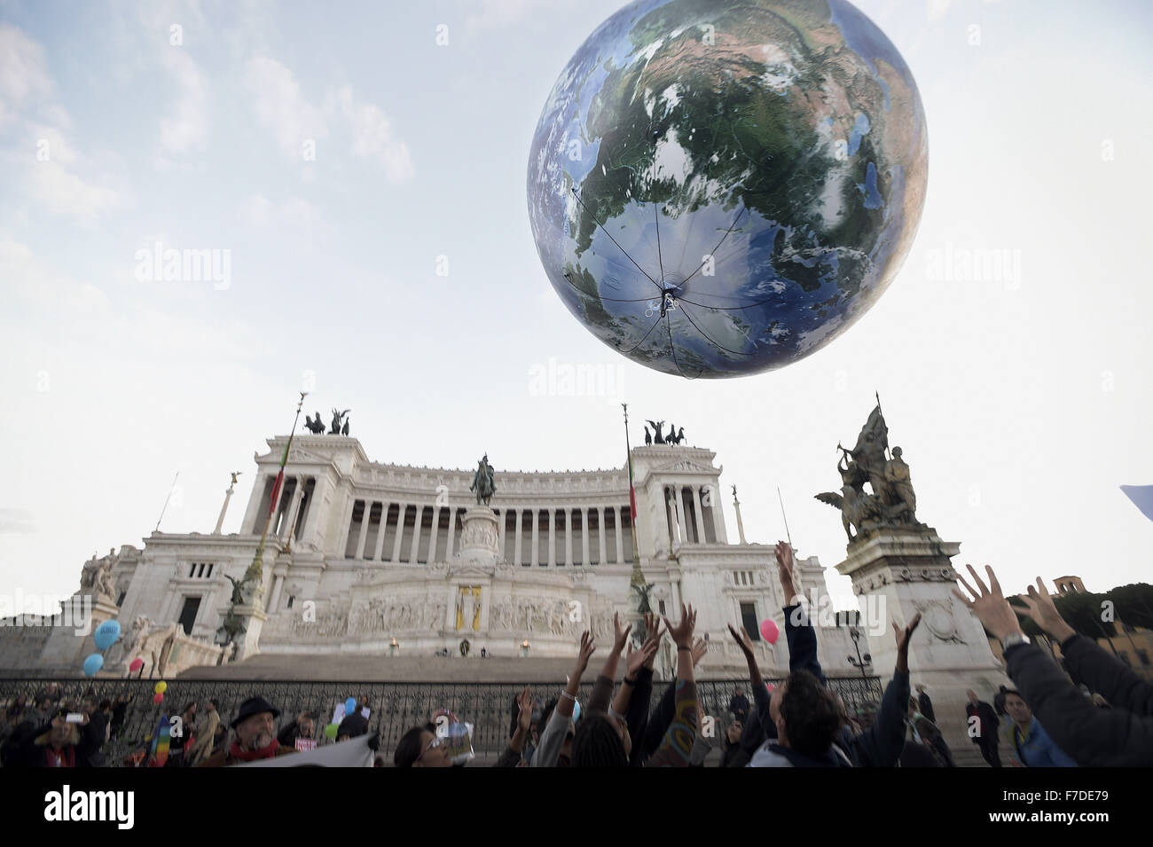 Le 29 novembre 2015 - L'Europe, Italie, Rome, 29 novembre 2015 :mars pendant un rassemblement de manifestants appelant à l'action sur les changements climatiques Le 29 novembre 2015 à Rome un jour avant le lancement de la COP21 conférence à Paris. Certains dirigeants 150 y compris le président américain Barack Obama en Chine, l'Inde, Xi Jinping Narendra Modi et Vladimir Poutine va à l'ouverture de la conférence des Nations Unies Lundi, chargé d'atteindre le premier pacte climatique véritablement universelle. L'objectif est de limiter le réchauffement moyen de deux degrés Celsius (3,6 degrés Fahrenheit), peut-être moins, plus de niveaux pré-révolution industrielle par c Banque D'Images