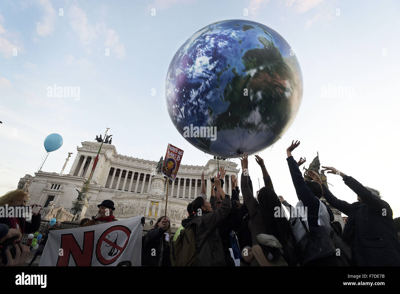 Le 29 novembre 2015 - L'Europe, Italie, Rome, 29 novembre 2015 :mars pendant un rassemblement de manifestants appelant à l'action sur les changements climatiques Le 29 novembre 2015 à Rome un jour avant le lancement de la COP21 conférence à Paris. Certains dirigeants 150 y compris le président américain Barack Obama en Chine, l'Inde, Xi Jinping Narendra Modi et Vladimir Poutine va à l'ouverture de la conférence des Nations Unies Lundi, chargé d'atteindre le premier pacte climatique véritablement universelle. L'objectif est de limiter le réchauffement moyen de deux degrés Celsius (3,6 degrés Fahrenheit), peut-être moins, plus de niveaux pré-révolution industrielle par c Banque D'Images