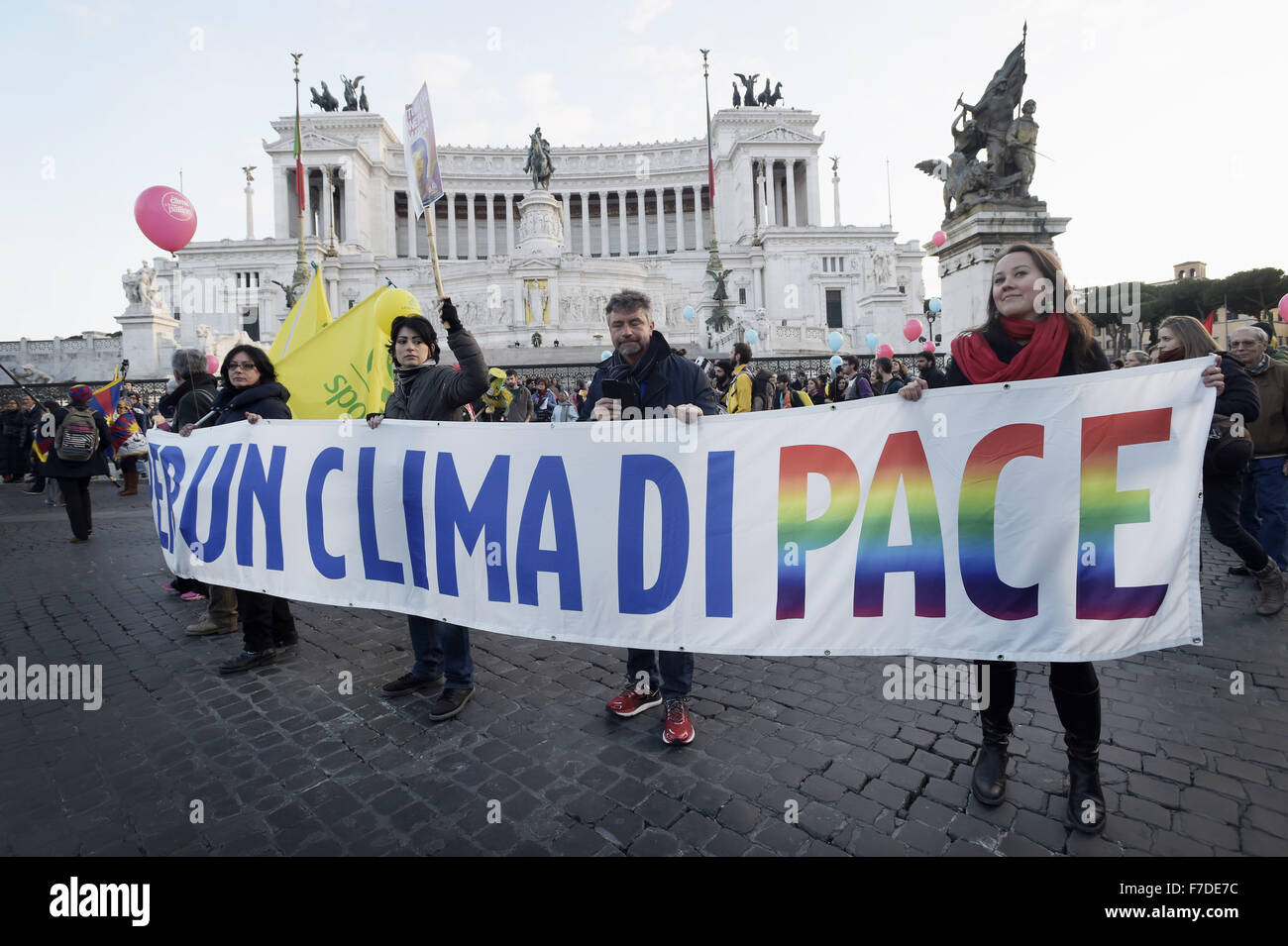 Le 29 novembre 2015 - L'Europe, Italie, Rome, 29 novembre 2015 :mars pendant un rassemblement de manifestants appelant à l'action sur les changements climatiques Le 29 novembre 2015 à Rome un jour avant le lancement de la COP21 conférence à Paris. Certains dirigeants 150 y compris le président américain Barack Obama en Chine, l'Inde, Xi Jinping Narendra Modi et Vladimir Poutine va à l'ouverture de la conférence des Nations Unies Lundi, chargé d'atteindre le premier pacte climatique véritablement universelle. L'objectif est de limiter le réchauffement moyen de deux degrés Celsius (3,6 degrés Fahrenheit), peut-être moins, plus de niveaux pré-révolution industrielle par c Banque D'Images