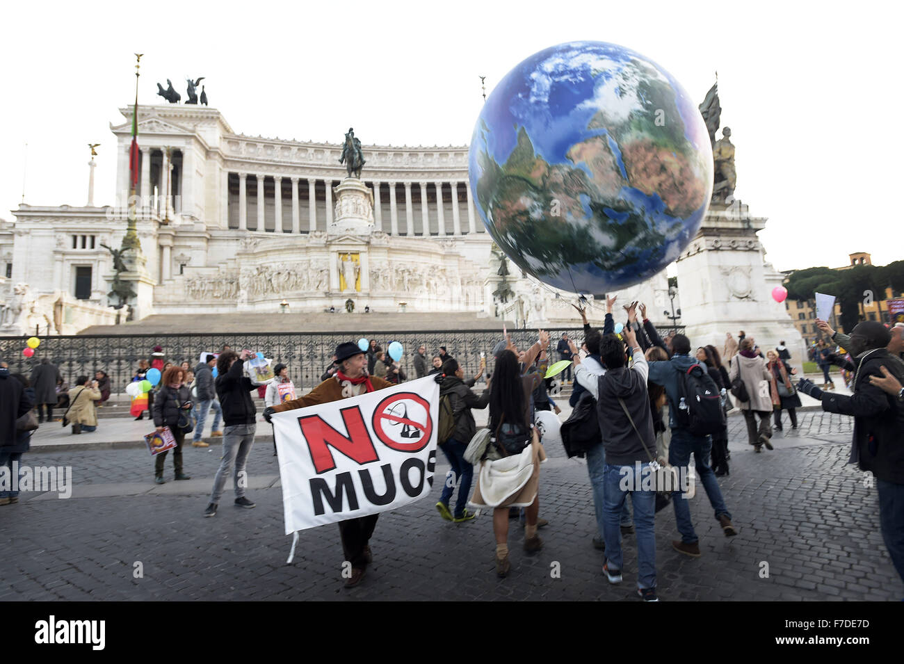 Le 29 novembre 2015 - L'Europe, Italie, Rome, 29 novembre 2015 :mars pendant un rassemblement de manifestants appelant à l'action sur les changements climatiques Le 29 novembre 2015 à Rome un jour avant le lancement de la COP21 conférence à Paris. Certains dirigeants 150 y compris le président américain Barack Obama en Chine, l'Inde, Xi Jinping Narendra Modi et Vladimir Poutine va à l'ouverture de la conférence des Nations Unies Lundi, chargé d'atteindre le premier pacte climatique véritablement universelle. L'objectif est de limiter le réchauffement moyen de deux degrés Celsius (3,6 degrés Fahrenheit), peut-être moins, plus de niveaux pré-révolution industrielle par c Banque D'Images