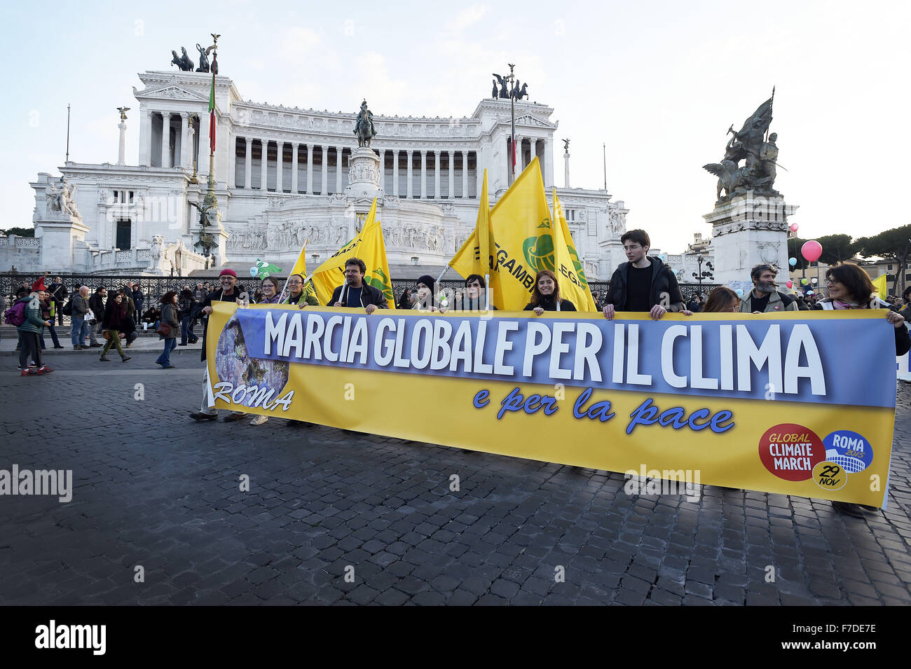 Le 29 novembre 2015 - L'Europe, Italie, Rome, 29 novembre 2015 :mars pendant un rassemblement de manifestants appelant à l'action sur les changements climatiques Le 29 novembre 2015 à Rome un jour avant le lancement de la COP21 conférence à Paris. Certains dirigeants 150 y compris le président américain Barack Obama en Chine, l'Inde, Xi Jinping Narendra Modi et Vladimir Poutine va à l'ouverture de la conférence des Nations Unies Lundi, chargé d'atteindre le premier pacte climatique véritablement universelle. L'objectif est de limiter le réchauffement moyen de deux degrés Celsius (3,6 degrés Fahrenheit), peut-être moins, plus de niveaux pré-révolution industrielle par c Banque D'Images