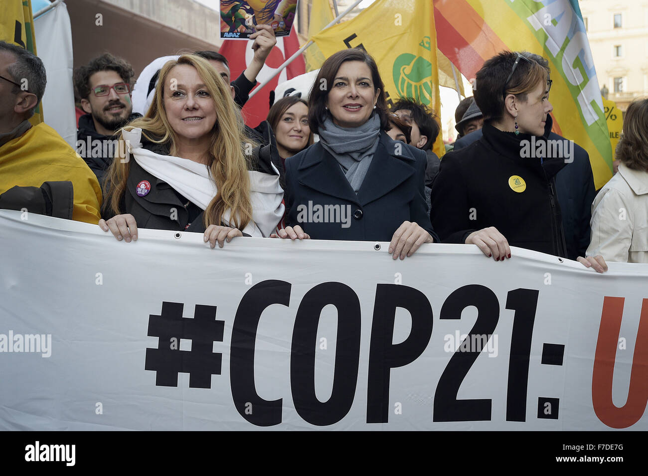 Le 29 novembre 2015 - L'Europe, Italie, Rome, 29 novembre 2015 :mars pendant un rassemblement de manifestants appelant à l'action sur les changements climatiques Le 29 novembre 2015 à Rome un jour avant le lancement de la COP21 conférence à Paris. Dans la première ligne, le président de la Chambre des députés, Laura Boldrini et l'Ambassadeur de France en Italie, Catherine Colonna.Certains dirigeants 150 y compris le président américain Barack Obama en Chine, l'Inde, Xi Jinping Narendra Modi et Vladimir Poutine va à l'ouverture de la conférence des Nations Unies Lundi, chargé d'atteindre le premier pacte climatique véritablement universelle. L'objectif est de limiter la Banque D'Images