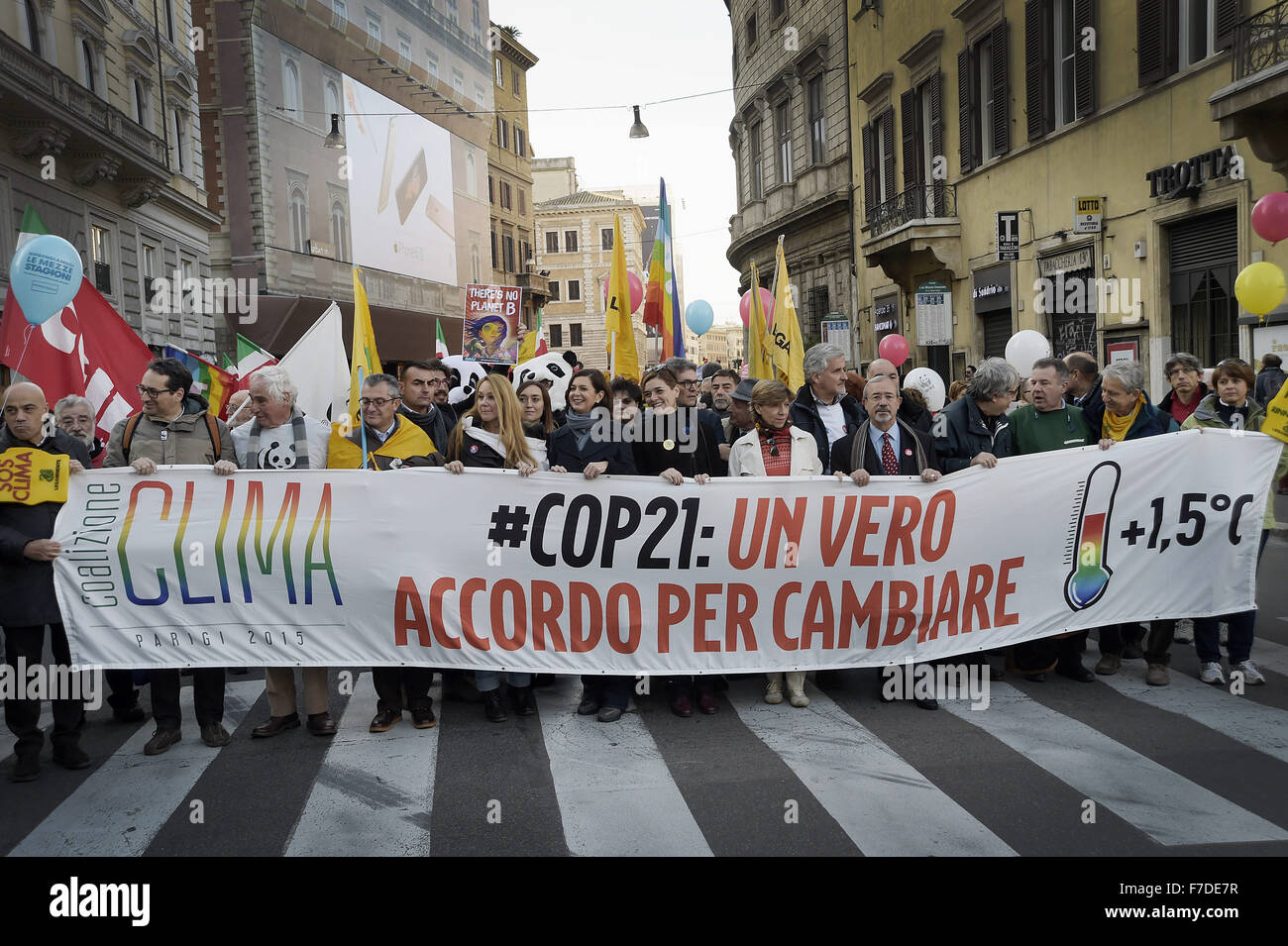 Le 29 novembre 2015 - L'Europe, Italie, Rome, 29 novembre 2015 :mars pendant un rassemblement de manifestants appelant à l'action sur les changements climatiques Le 29 novembre 2015 à Rome un jour avant le lancement de la COP21 conférence à Paris. Dans la première ligne, le président de la Chambre des députés, Laura Boldrini et l'Ambassadeur de France en Italie, Catherine Colonna.Certains dirigeants 150 y compris le président américain Barack Obama en Chine, l'Inde, Xi Jinping Narendra Modi et Vladimir Poutine va à l'ouverture de la conférence des Nations Unies Lundi, chargé d'atteindre le premier pacte climatique véritablement universelle. L'objectif est de limiter la Banque D'Images