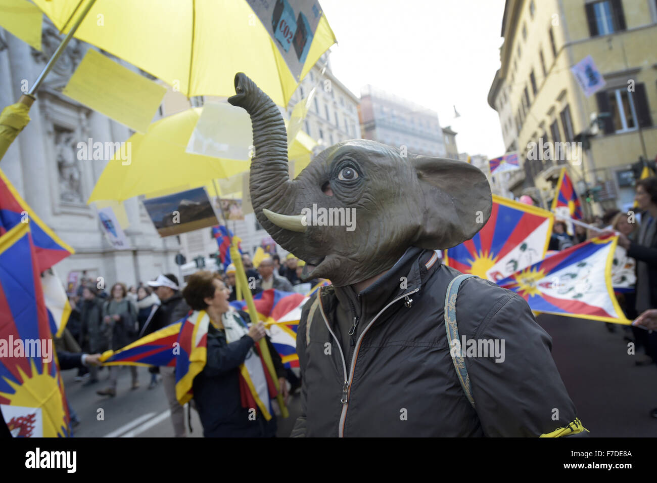 Le 29 novembre 2015 - L'Europe, Italie, Rome, 29 novembre 2015 :mars pendant un rassemblement de manifestants appelant à l'action sur les changements climatiques Le 29 novembre 2015 à Rome un jour avant le lancement de la COP21 conférence à Paris. Certains dirigeants 150 y compris le président américain Barack Obama en Chine, l'Inde, Xi Jinping Narendra Modi et Vladimir Poutine va à l'ouverture de la conférence des Nations Unies Lundi, chargé d'atteindre le premier pacte climatique véritablement universelle. L'objectif est de limiter le réchauffement moyen de deux degrés Celsius (3,6 degrés Fahrenheit), peut-être moins, plus de niveaux pré-révolution industrielle par c Banque D'Images