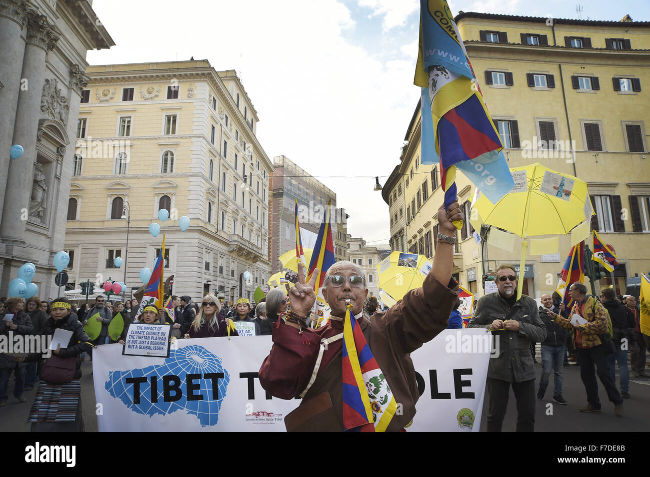 Le 29 novembre 2015 - L'Europe, Italie, Rome, 29 novembre 2015 :mars pendant un rassemblement de manifestants appelant à l'action sur les changements climatiques Le 29 novembre 2015 à Rome un jour avant le lancement de la COP21 conférence à Paris. Certains dirigeants 150 y compris le président américain Barack Obama en Chine, l'Inde, Xi Jinping Narendra Modi et Vladimir Poutine va à l'ouverture de la conférence des Nations Unies Lundi, chargé d'atteindre le premier pacte climatique véritablement universelle. L'objectif est de limiter le réchauffement moyen de deux degrés Celsius (3,6 degrés Fahrenheit), peut-être moins, plus de niveaux pré-révolution industrielle par c Banque D'Images