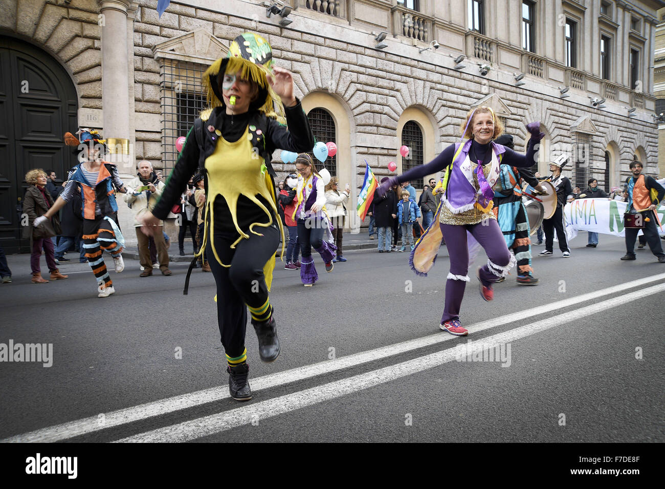 Le 29 novembre 2015 - L'Europe, Italie, Rome, 29 novembre 2015 :mars pendant un rassemblement de manifestants appelant à l'action sur les changements climatiques Le 29 novembre 2015 à Rome un jour avant le lancement de la COP21 conférence à Paris. Certains dirigeants 150 y compris le président américain Barack Obama en Chine, l'Inde, Xi Jinping Narendra Modi et Vladimir Poutine va à l'ouverture de la conférence des Nations Unies Lundi, chargé d'atteindre le premier pacte climatique véritablement universelle. L'objectif est de limiter le réchauffement moyen de deux degrés Celsius (3,6 degrés Fahrenheit), peut-être moins, plus de niveaux pré-révolution industrielle par c Banque D'Images