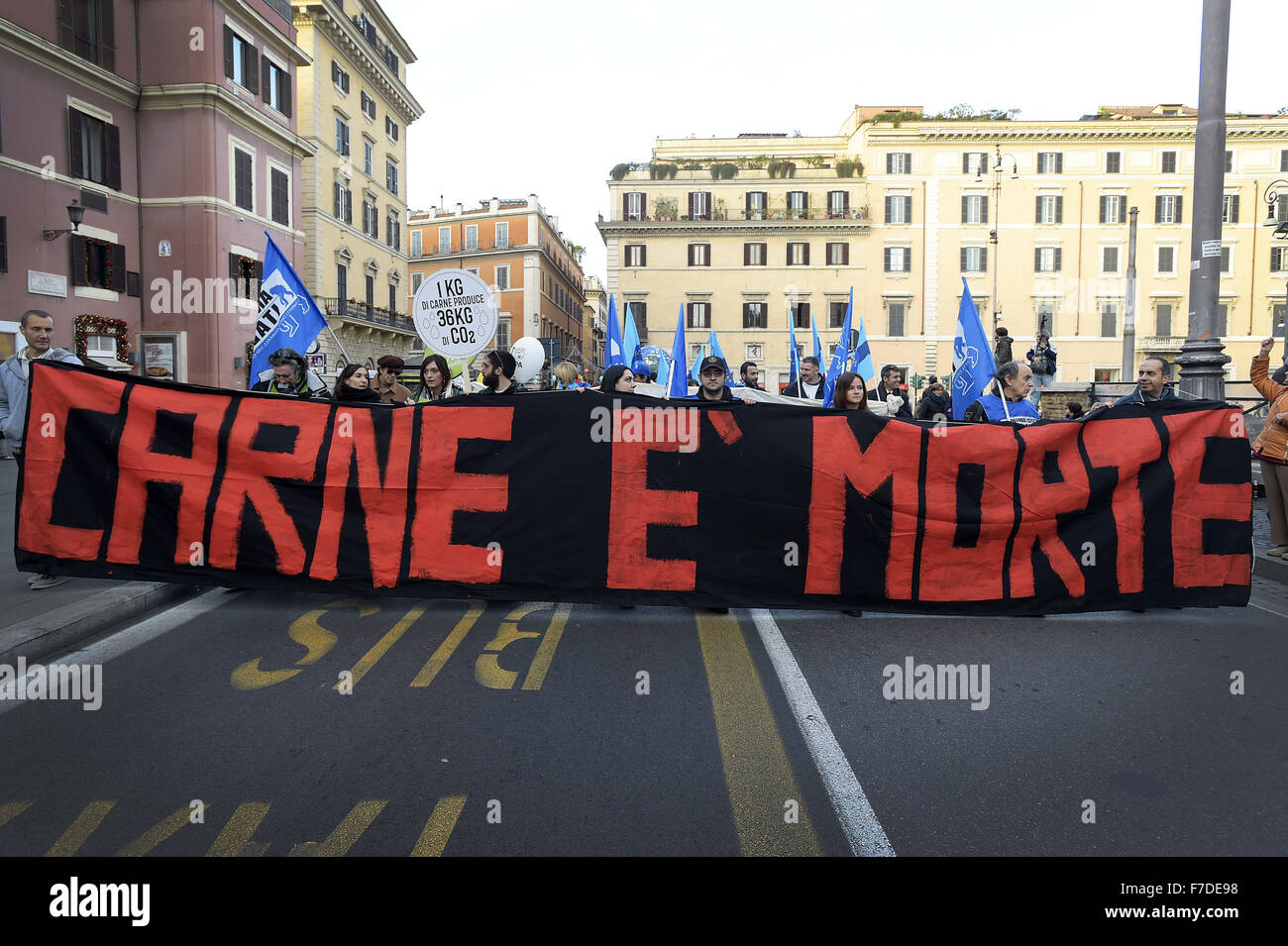 Le 29 novembre 2015 - L'Europe, Italie, Rome, 29 novembre 2015 :mars pendant un rassemblement de manifestants appelant à l'action sur les changements climatiques Le 29 novembre 2015 à Rome un jour avant le lancement de la COP21 conférence à Paris. Certains dirigeants 150 y compris le président américain Barack Obama en Chine, l'Inde, Xi Jinping Narendra Modi et Vladimir Poutine va à l'ouverture de la conférence des Nations Unies Lundi, chargé d'atteindre le premier pacte climatique véritablement universelle. L'objectif est de limiter le réchauffement moyen de deux degrés Celsius (3,6 degrés Fahrenheit), peut-être moins, plus de niveaux pré-révolution industrielle par c Banque D'Images