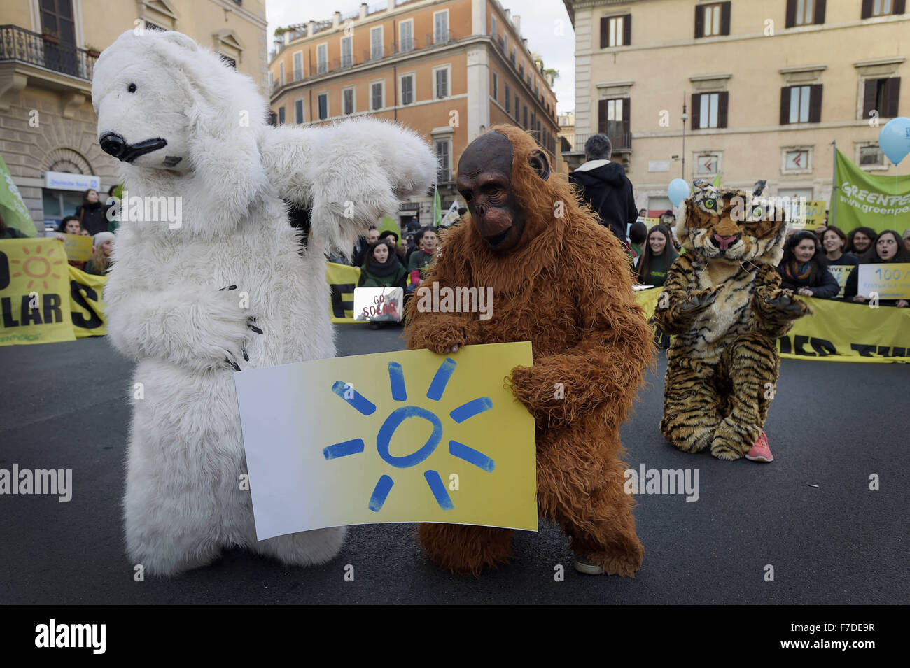 Le 29 novembre 2015 - L'Europe, Italie, Rome, 29 novembre 2015 :mars pendant un rassemblement de manifestants appelant à l'action sur les changements climatiques Le 29 novembre 2015 à Rome un jour avant le lancement de la COP21 conférence à Paris. Certains dirigeants 150 y compris le président américain Barack Obama en Chine, l'Inde, Xi Jinping Narendra Modi et Vladimir Poutine va à l'ouverture de la conférence des Nations Unies Lundi, chargé d'atteindre le premier pacte climatique véritablement universelle. L'objectif est de limiter le réchauffement moyen de deux degrés Celsius (3,6 degrés Fahrenheit), peut-être moins, plus de niveaux pré-révolution industrielle par c Banque D'Images