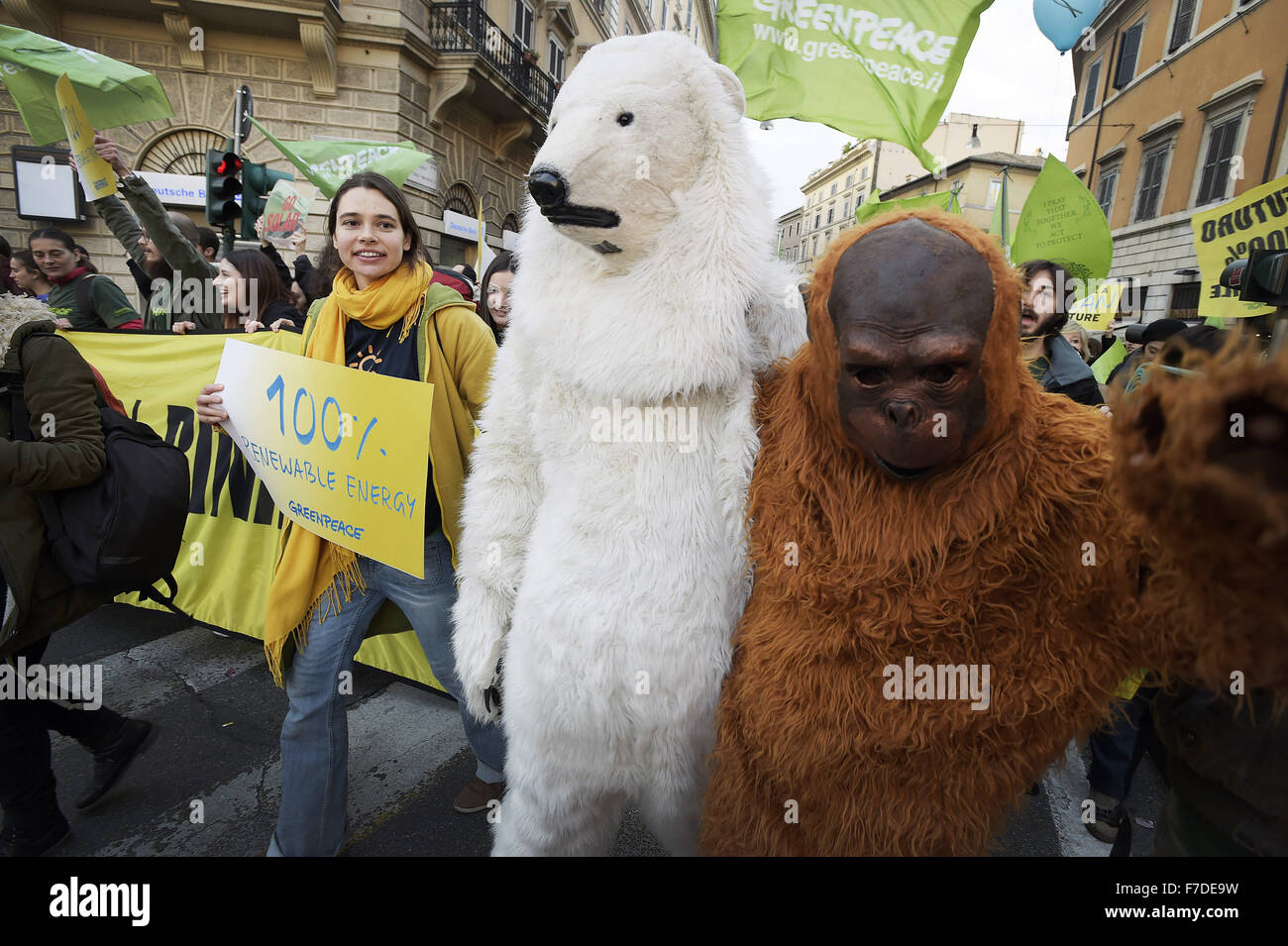 Le 29 novembre 2015 - L'Europe, Italie, Rome, 29 novembre 2015 :mars pendant un rassemblement de manifestants appelant à l'action sur les changements climatiques Le 29 novembre 2015 à Rome un jour avant le lancement de la COP21 conférence à Paris. Certains dirigeants 150 y compris le président américain Barack Obama en Chine, l'Inde, Xi Jinping Narendra Modi et Vladimir Poutine va à l'ouverture de la conférence des Nations Unies Lundi, chargé d'atteindre le premier pacte climatique véritablement universelle. L'objectif est de limiter le réchauffement moyen de deux degrés Celsius (3,6 degrés Fahrenheit), peut-être moins, plus de niveaux pré-révolution industrielle par c Banque D'Images