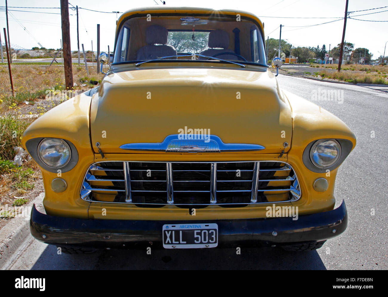 Vieux pick up Chevrolet jaune garée dans la rue Banque D'Images