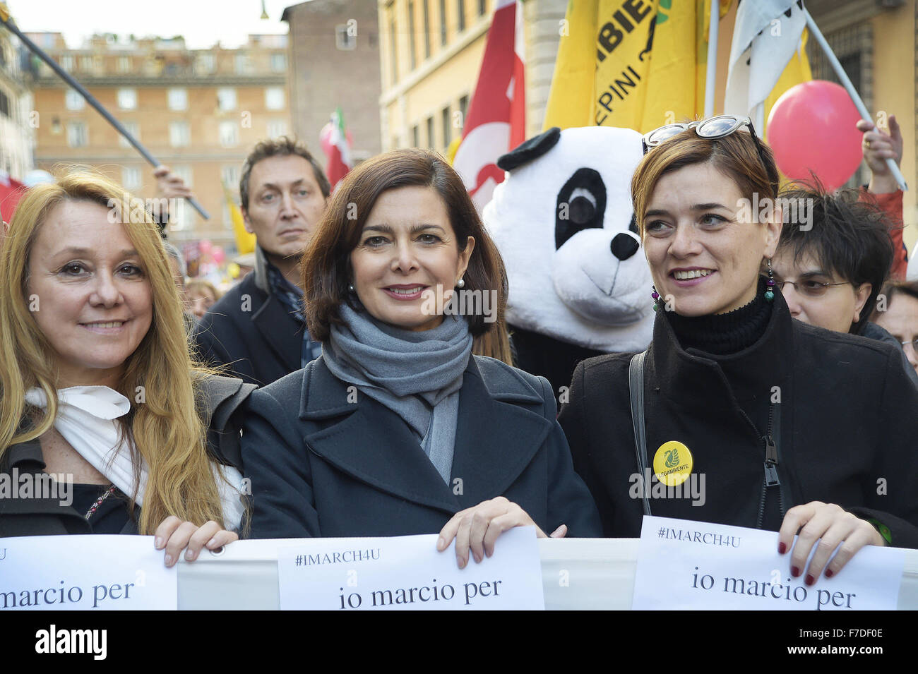 Le 29 novembre 2015 - L'Europe, Italie, Rome, 29 novembre 2015 :mars pendant un rassemblement de manifestants appelant à l'action sur les changements climatiques Le 29 novembre 2015 à Rome un jour avant le lancement de la COP21 conférence à Paris. Certains dirigeants 150 y compris le président américain Barack Obama en Chine, l'Inde, Xi Jinping Narendra Modi et Vladimir Poutine va à l'ouverture de la conférence des Nations Unies Lundi, chargé d'atteindre le premier pacte climatique véritablement universelle. L'objectif est de limiter le réchauffement moyen de deux degrés Celsius (3,6 degrés Fahrenheit), peut-être moins, plus de niveaux pré-révolution industrielle par c Banque D'Images