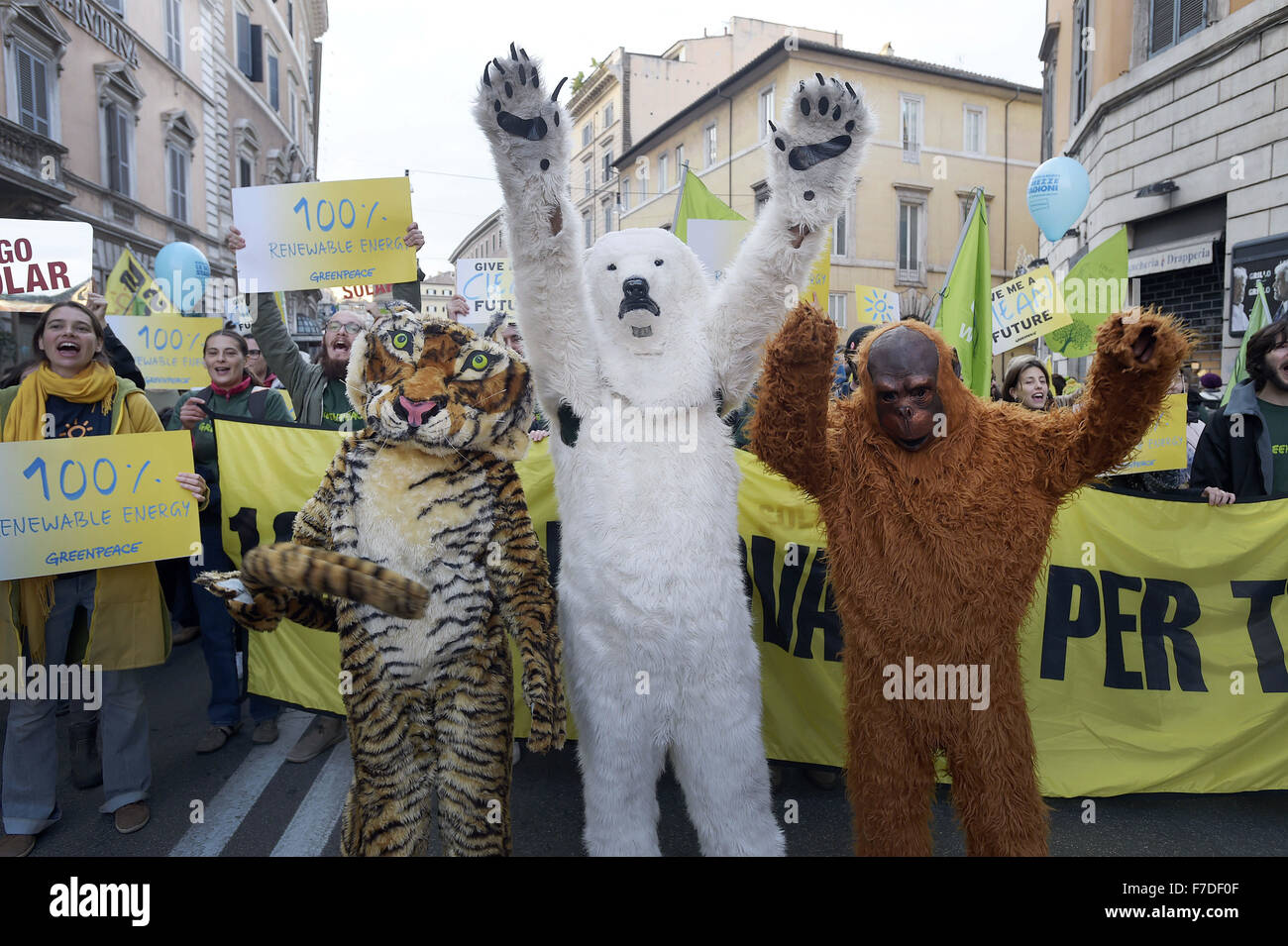 Le 29 novembre 2015 - L'Europe, Italie, Rome, 29 novembre 2015 :mars pendant un rassemblement de manifestants appelant à l'action sur les changements climatiques Le 29 novembre 2015 à Rome un jour avant le lancement de la COP21 conférence à Paris. Certains dirigeants 150 y compris le président américain Barack Obama en Chine, l'Inde, Xi Jinping Narendra Modi et Vladimir Poutine va à l'ouverture de la conférence des Nations Unies Lundi, chargé d'atteindre le premier pacte climatique véritablement universelle. L'objectif est de limiter le réchauffement moyen de deux degrés Celsius (3,6 degrés Fahrenheit), peut-être moins, plus de niveaux pré-révolution industrielle par c Banque D'Images