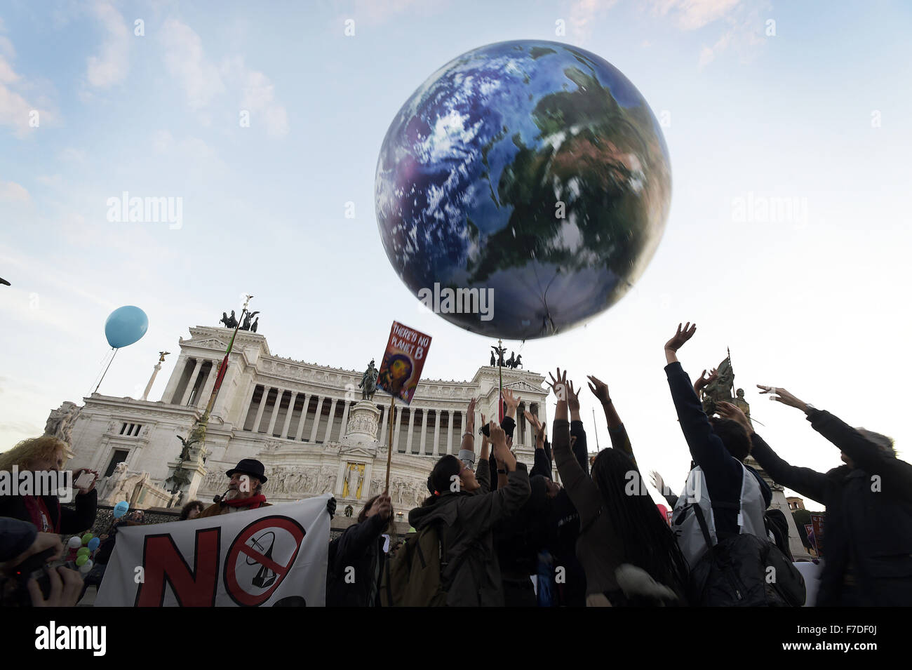 Le 29 novembre 2015 - L'Europe, Italie, Rome, 29 novembre 2015 :mars pendant un rassemblement de manifestants appelant à l'action sur les changements climatiques Le 29 novembre 2015 à Rome un jour avant le lancement de la COP21 conférence à Paris. Certains dirigeants 150 y compris le président américain Barack Obama en Chine, l'Inde, Xi Jinping Narendra Modi et Vladimir Poutine va à l'ouverture de la conférence des Nations Unies Lundi, chargé d'atteindre le premier pacte climatique véritablement universelle. L'objectif est de limiter le réchauffement moyen de deux degrés Celsius (3,6 degrés Fahrenheit), peut-être moins, plus de niveaux pré-révolution industrielle par c Banque D'Images