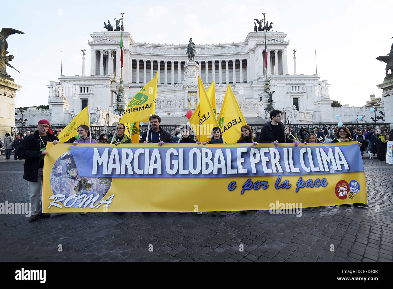 Le 29 novembre 2015 - L'Europe, Italie, Rome, 29 novembre 2015 :mars pendant un rassemblement de manifestants appelant à l'action sur les changements climatiques Le 29 novembre 2015 à Rome un jour avant le lancement de la COP21 conférence à Paris. Certains dirigeants 150 y compris le président américain Barack Obama en Chine, l'Inde, Xi Jinping Narendra Modi et Vladimir Poutine va à l'ouverture de la conférence des Nations Unies Lundi, chargé d'atteindre le premier pacte climatique véritablement universelle. L'objectif est de limiter le réchauffement moyen de deux degrés Celsius (3,6 degrés Fahrenheit), peut-être moins, plus de niveaux pré-révolution industrielle par c Banque D'Images