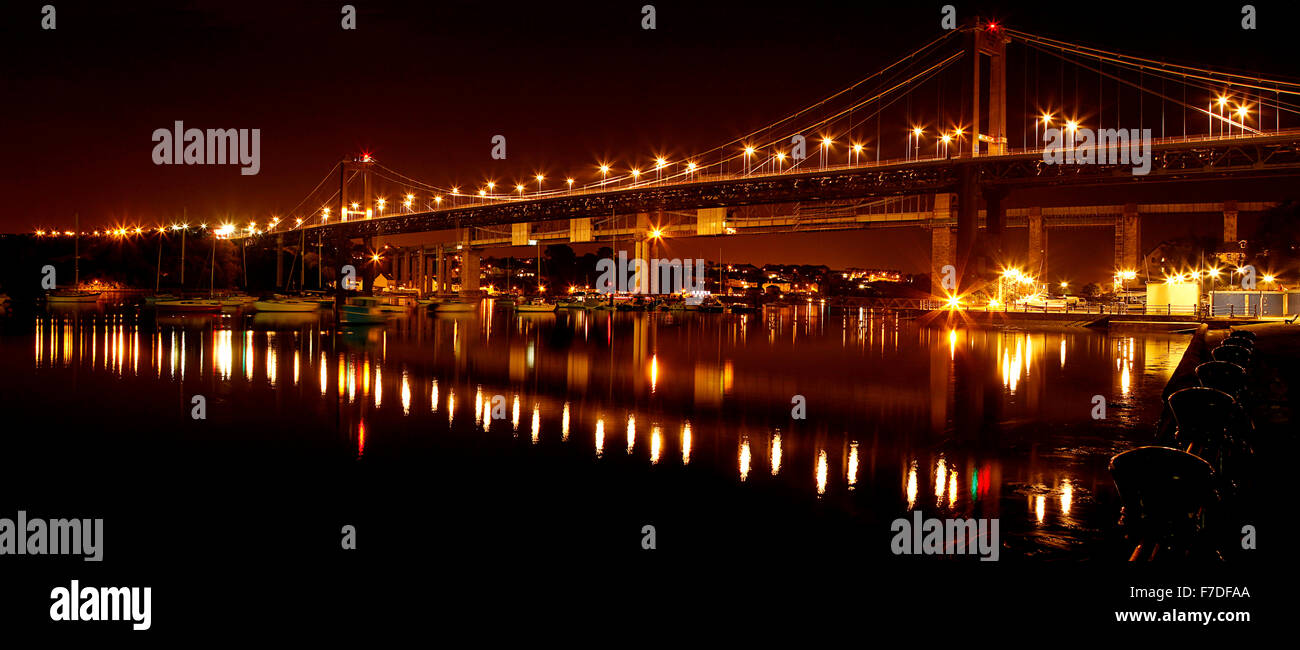 Le tamar bridge, entre le Devon et Cornwall dans la nuit Banque D'Images