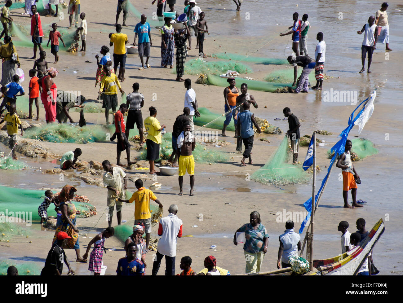 Les filets de pêche et la plage activité, Cape Coast, Ghana Banque D'Images
