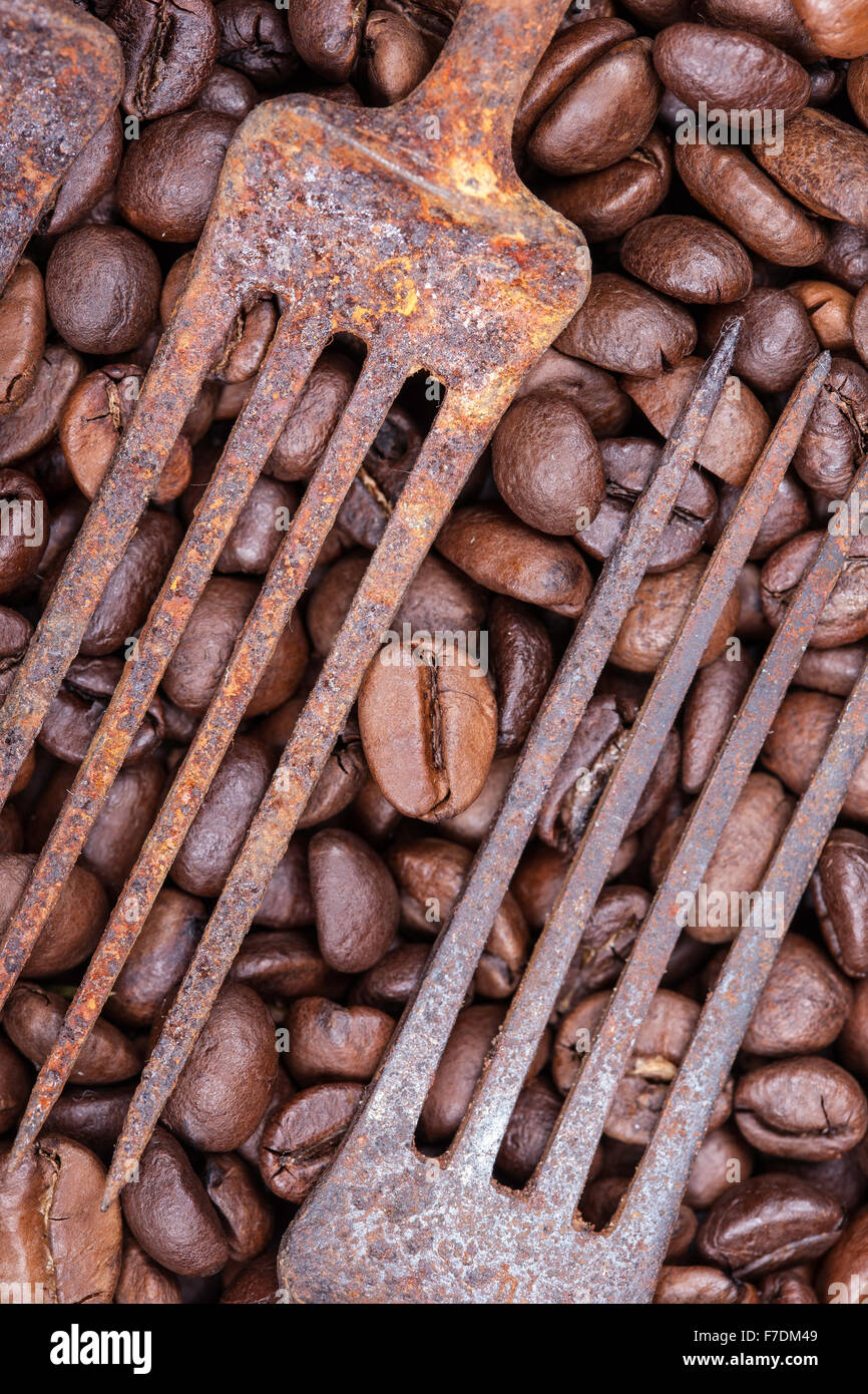 Les grains de café et old rusty forks abstract still life Banque D'Images