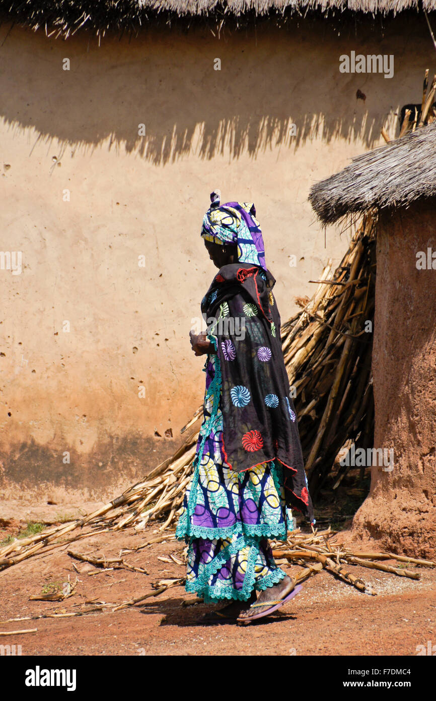 Femme d'une tribu Dagomba en vêtements traditionnels, Mbanayili, village du nord du Ghana Banque D'Images