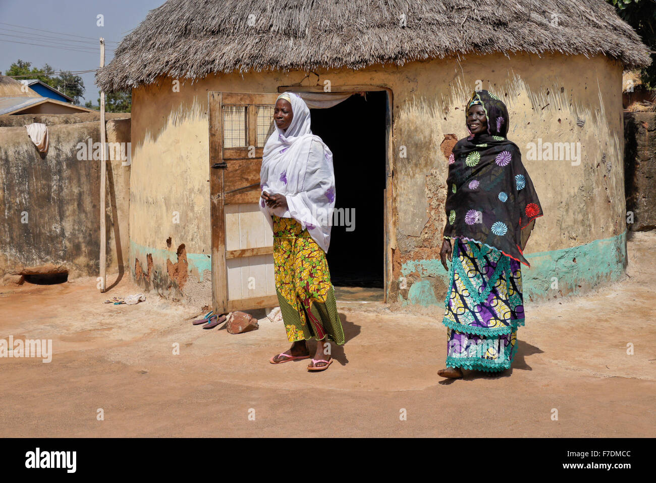 Les femmes de la tribu Dagomba en vêtements traditionnels, Mbanayili, village du nord du Ghana Banque D'Images