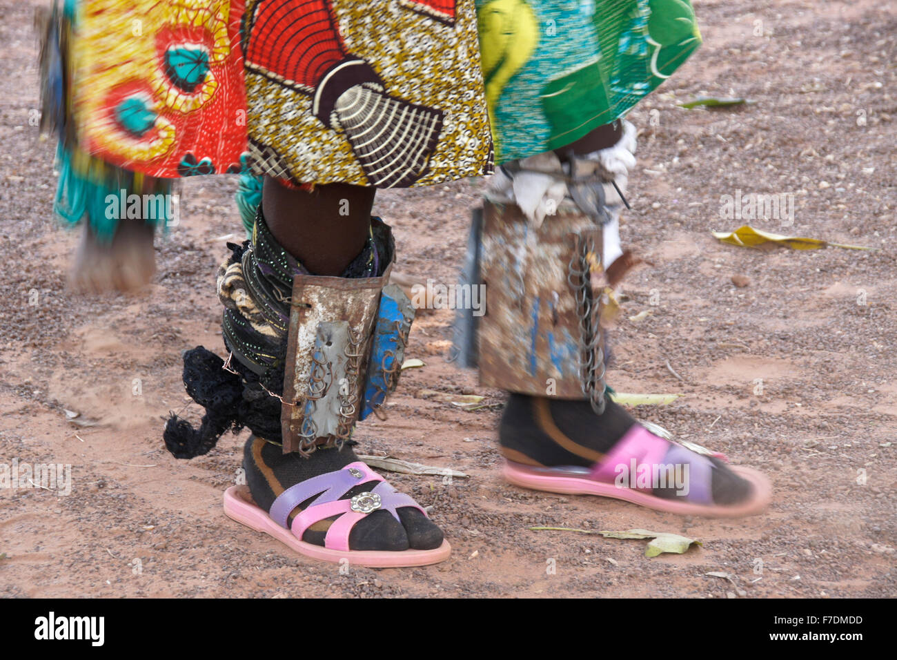 Jambes et Pieds de danseur, Mbanayili Dagomba, village du nord du Ghana Banque D'Images