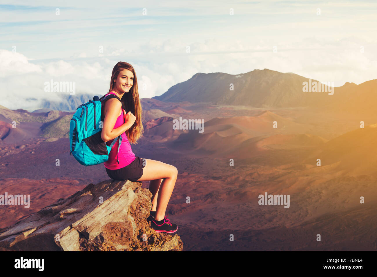 Jeune femme randonneur dans les montagnes profitant du plein air Banque D'Images