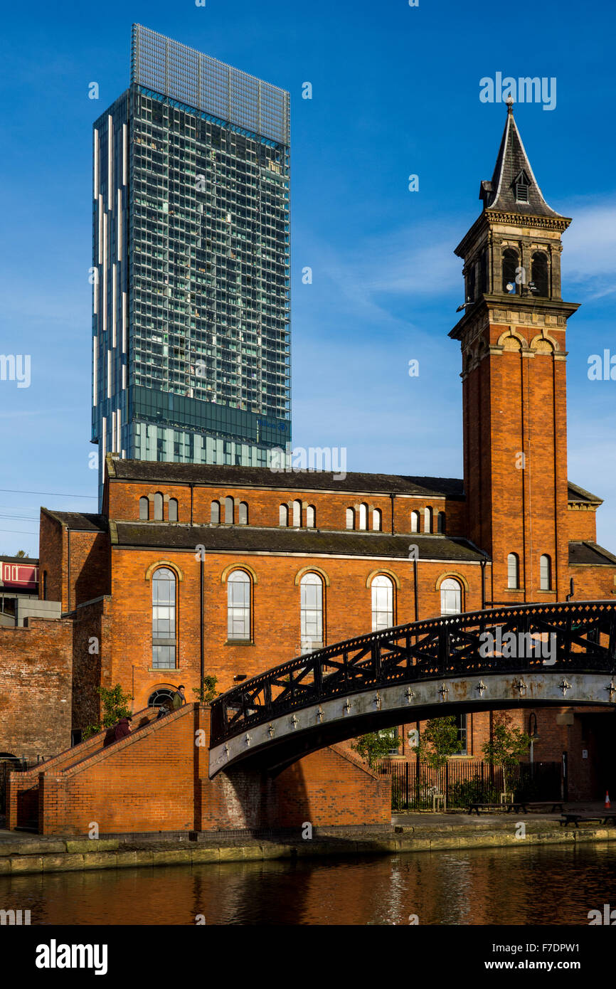 La Beetham Tower et l'ancienne chapelle de la Congrégation Castlefield (1858), du bassin du canal Castlefield, Manchester, Angleterre, RU Banque D'Images