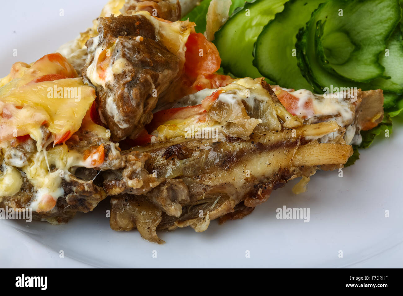 Côtes d'agneau avec fromage, tomate et basilic Banque D'Images