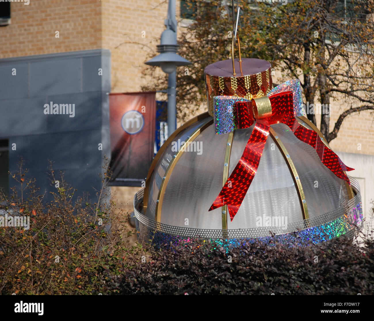 Grand ornement de Noël Décoration à Mockingbird Station dans Dallas, Texas avec Starbucks signe dans l'arrière-plan. Banque D'Images