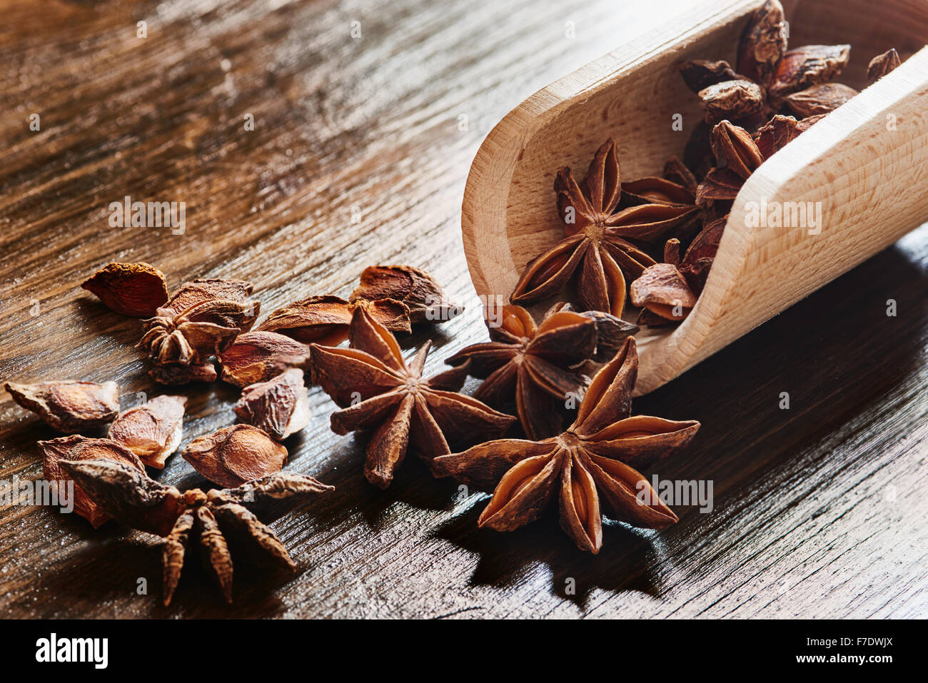 L'anis étoilé sur cuillère en bois sur la table en bois Banque D'Images