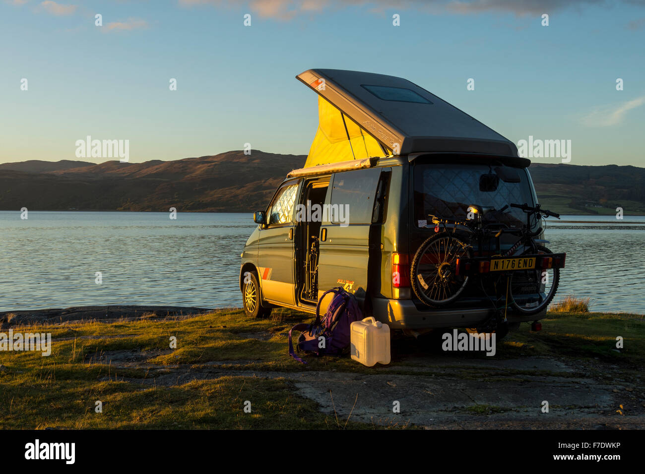 Campervan Mazda Bongo par Loch na Keal, Isle of Mull, ARGYLL & BUTE, Ecosse UK. Banque D'Images