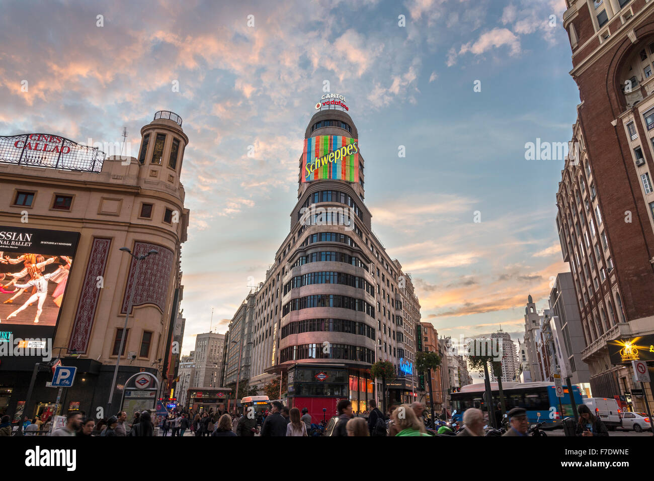 La Gran Via, au coeur de Madrid, dans le quartier commercial, avec des capacités et de charognes Cine Callao en arrière-plan. Madrid, Espagne Banque D'Images