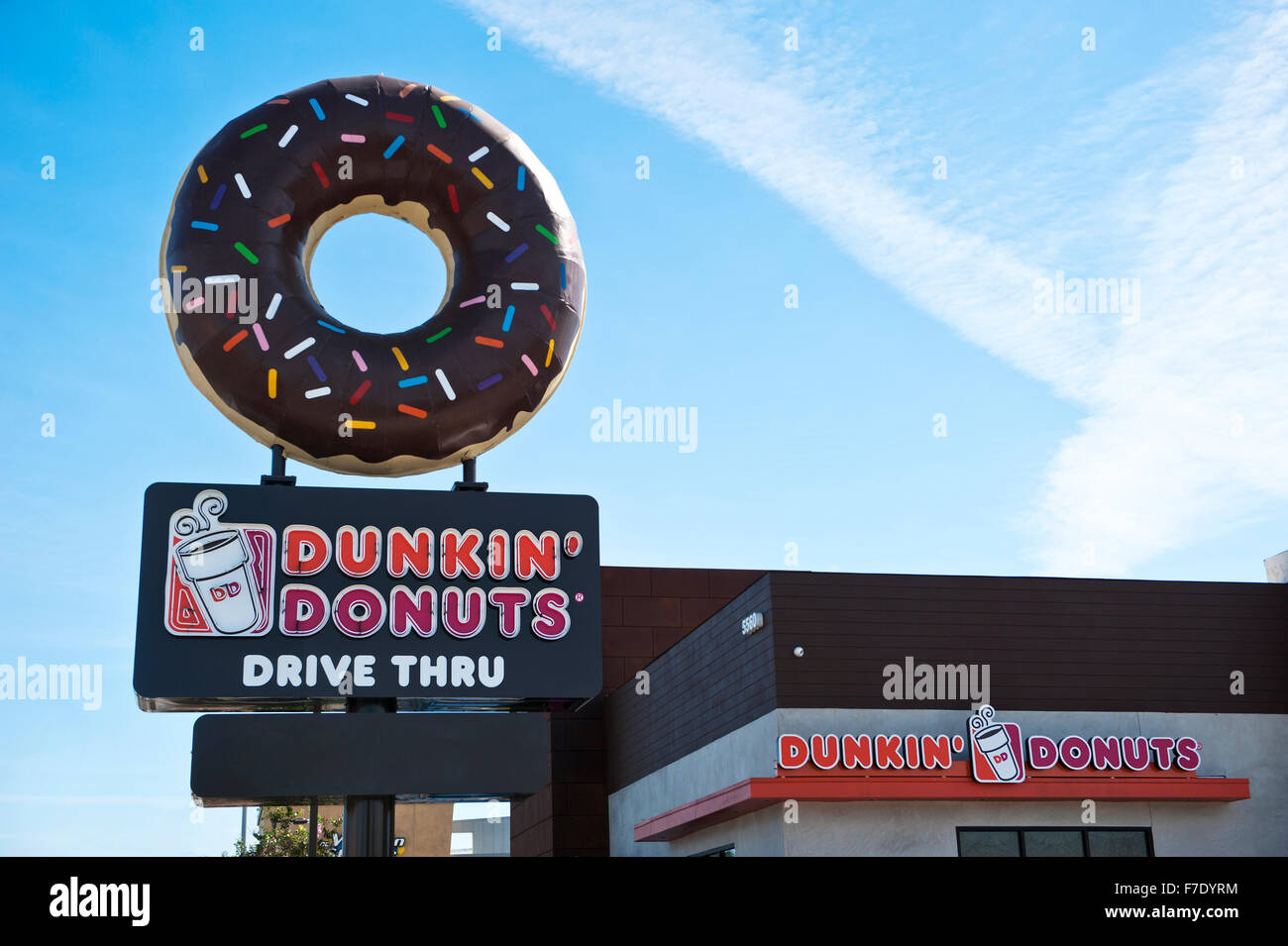 Dunkin' Donuts avec un gros donut sur haut de signer Banque D'Images