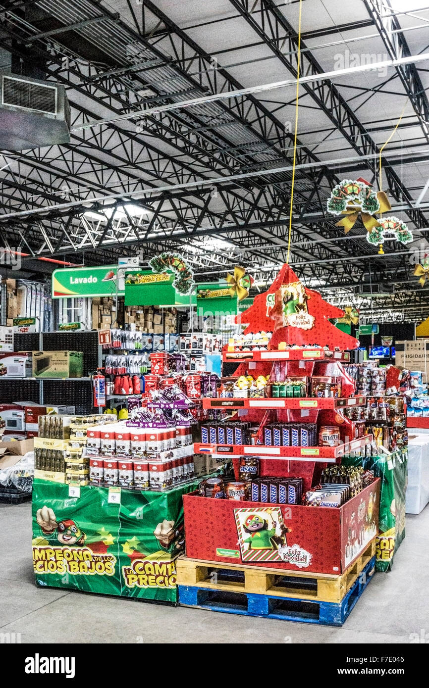 Affichage de bas de Noël Noël sucreries et bonbons à l'intérieur de l'entrée de chaîne de magasins mexicaine de grande Bodega Aurrera Sonora Banque D'Images