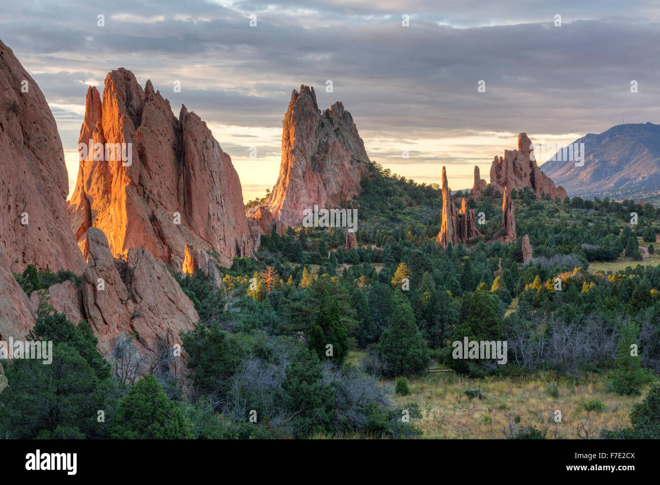 Lever du soleil sur les formations de roches rouges du Jardin des Dieux, à Colorado Springs, Colorado Banque D'Images