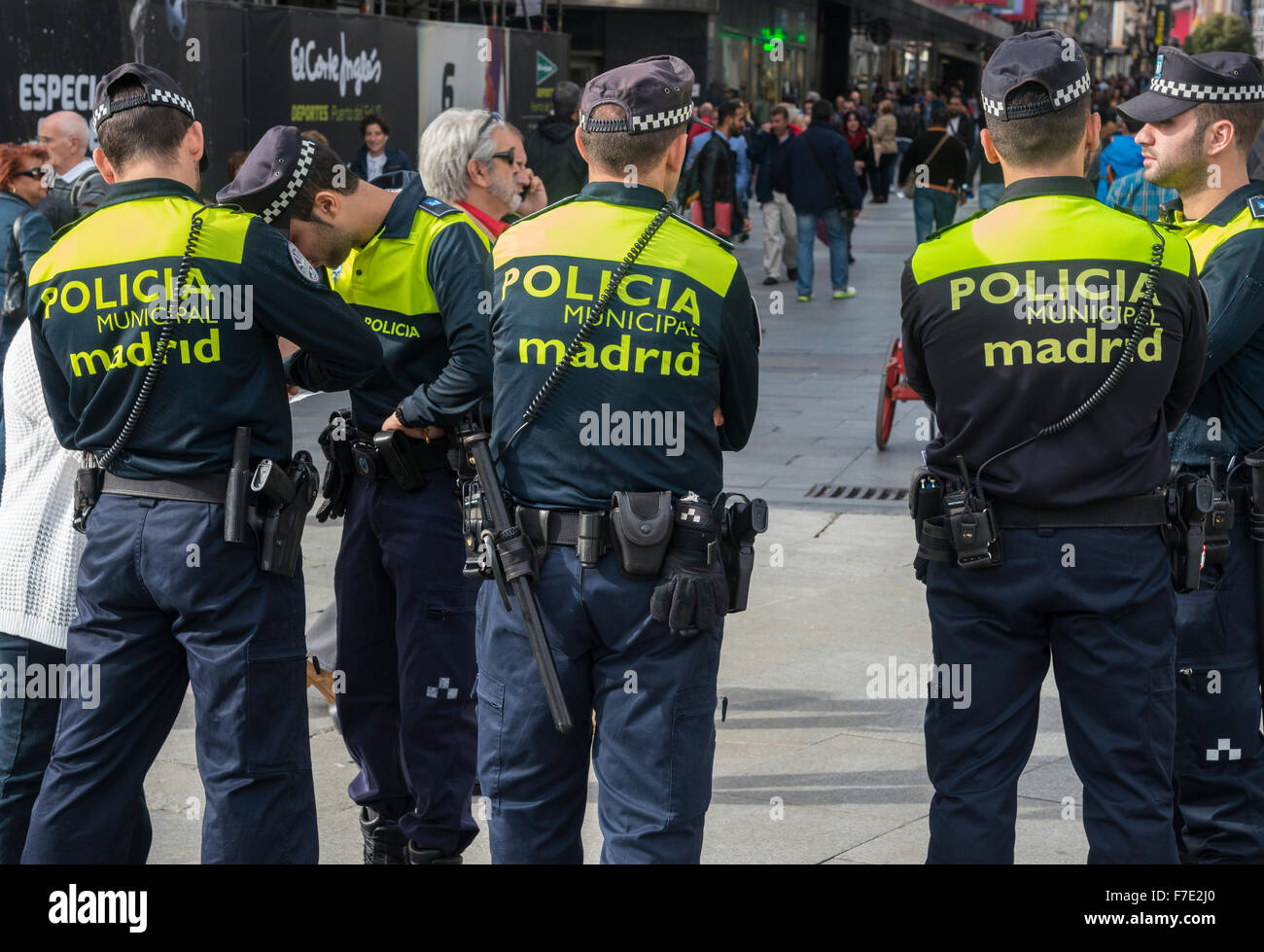 La police municipale en service dans la Puerta del Sol, Madrid, Espagne Banque D'Images