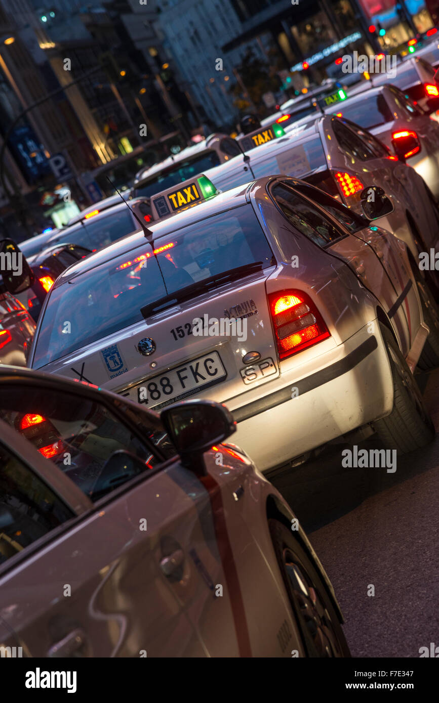 Les taxis espagnols sur la Gran Via, la nuit, le centre de Madrid, Espagne. Banque D'Images
