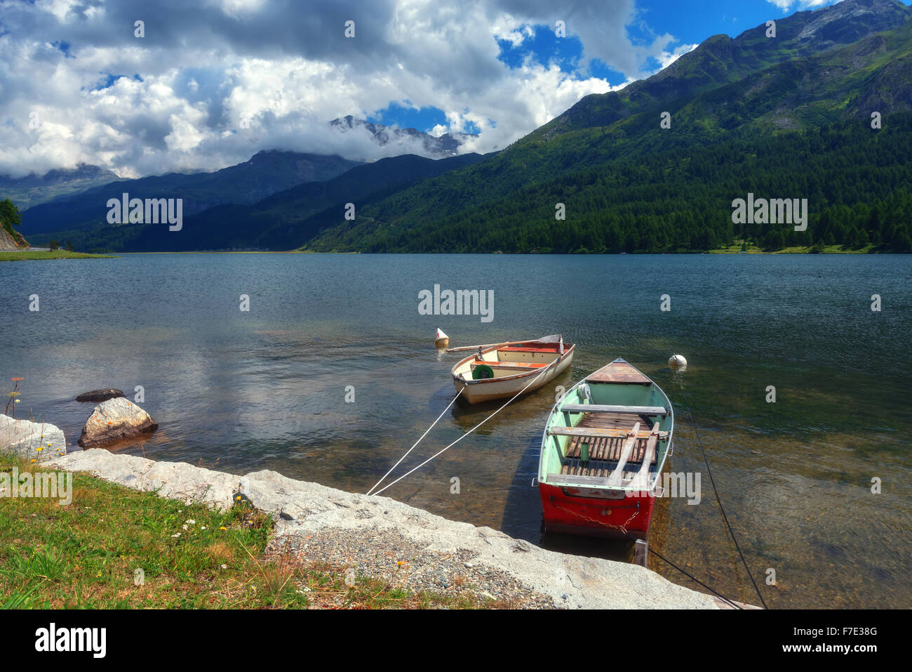 Incroyable journée ensoleillée à Champferersee lac dans les Alpes suisses. Village de Silvaplana, Suisse, Europe. Banque D'Images