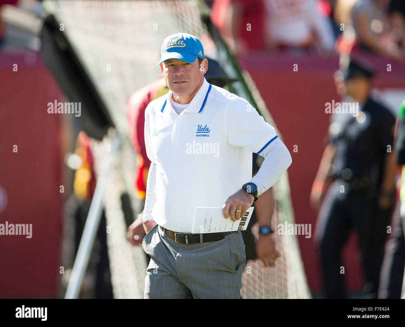 Los Angeles, CA, USA. 28 Nov, 2015. L'entraîneur-chef de l'UCLA, Jim Mora court vers le terrain avant que d'un match entre les Bruins de UCLA et de l'USC Trojans au Los Angeles Memorial Coliseum de Los Angeles, Californie. L'USC a vaincu les Bruins de UCLA 40-21.(crédit obligatoire : Juan Lainez/MarinMedia/Cal Sport Media) © csm/Alamy Live News Banque D'Images