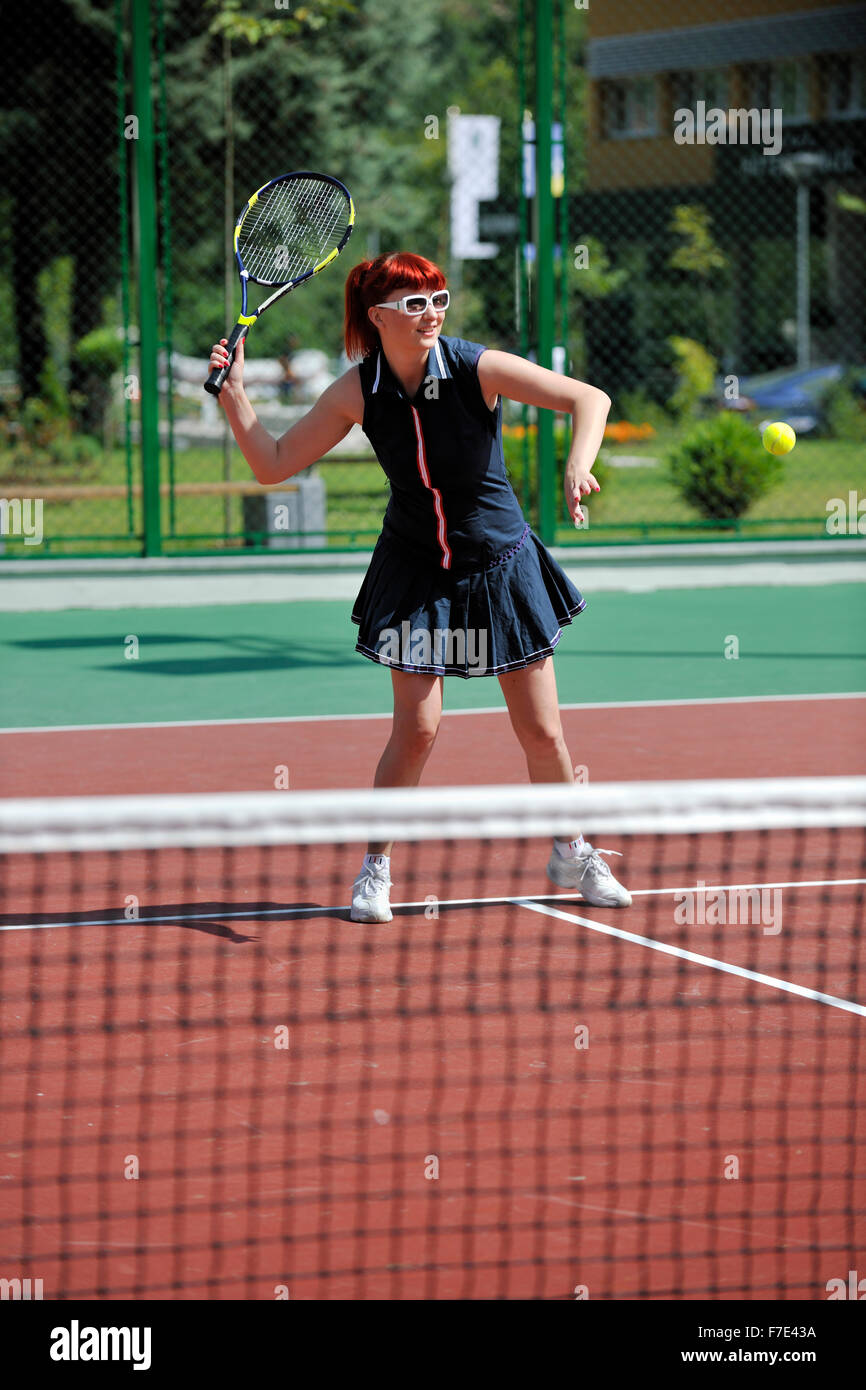 Jeune femme fit jouer au tennis en plein air, sur le terrain de tennis d' orange au petit matin Photo Stock - Alamy