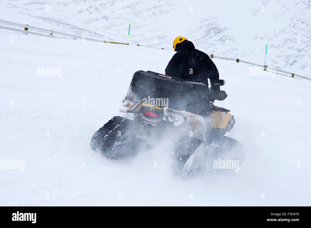 Quad avec Caterpillar pneumatiques étant attribuable à des pistes de ski de Cairngorm Mountain, les Highlands écossais, l'Ecosse UK Banque D'Images