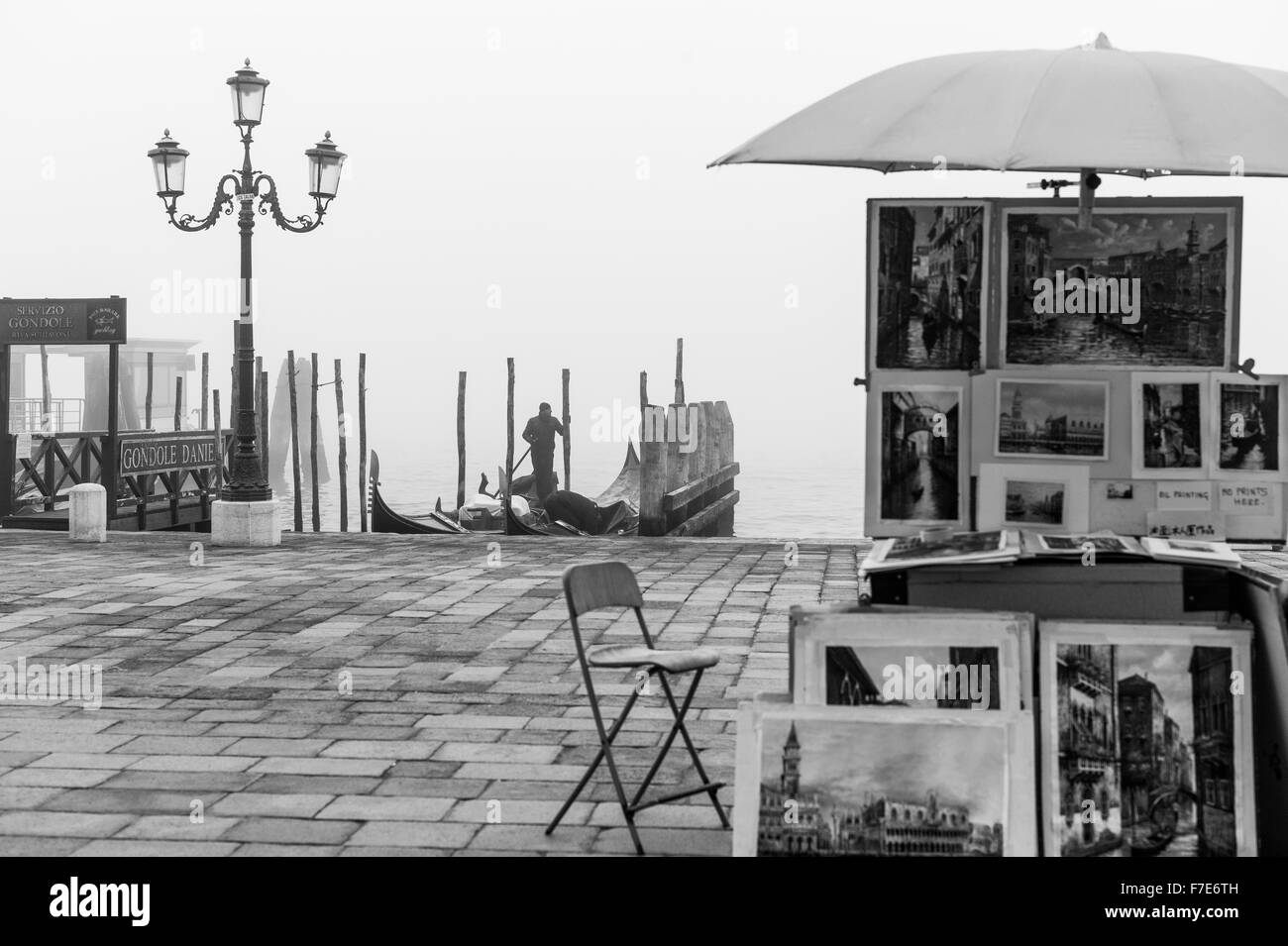 L'Italie, Venise, un gondolier près de la Riva Degli Schiavoni en un jour brumeux Banque D'Images