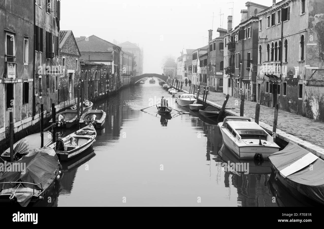 L'Italie, Venise, un canal avec des bateaux dans S.Alvise salon Banque D'Images