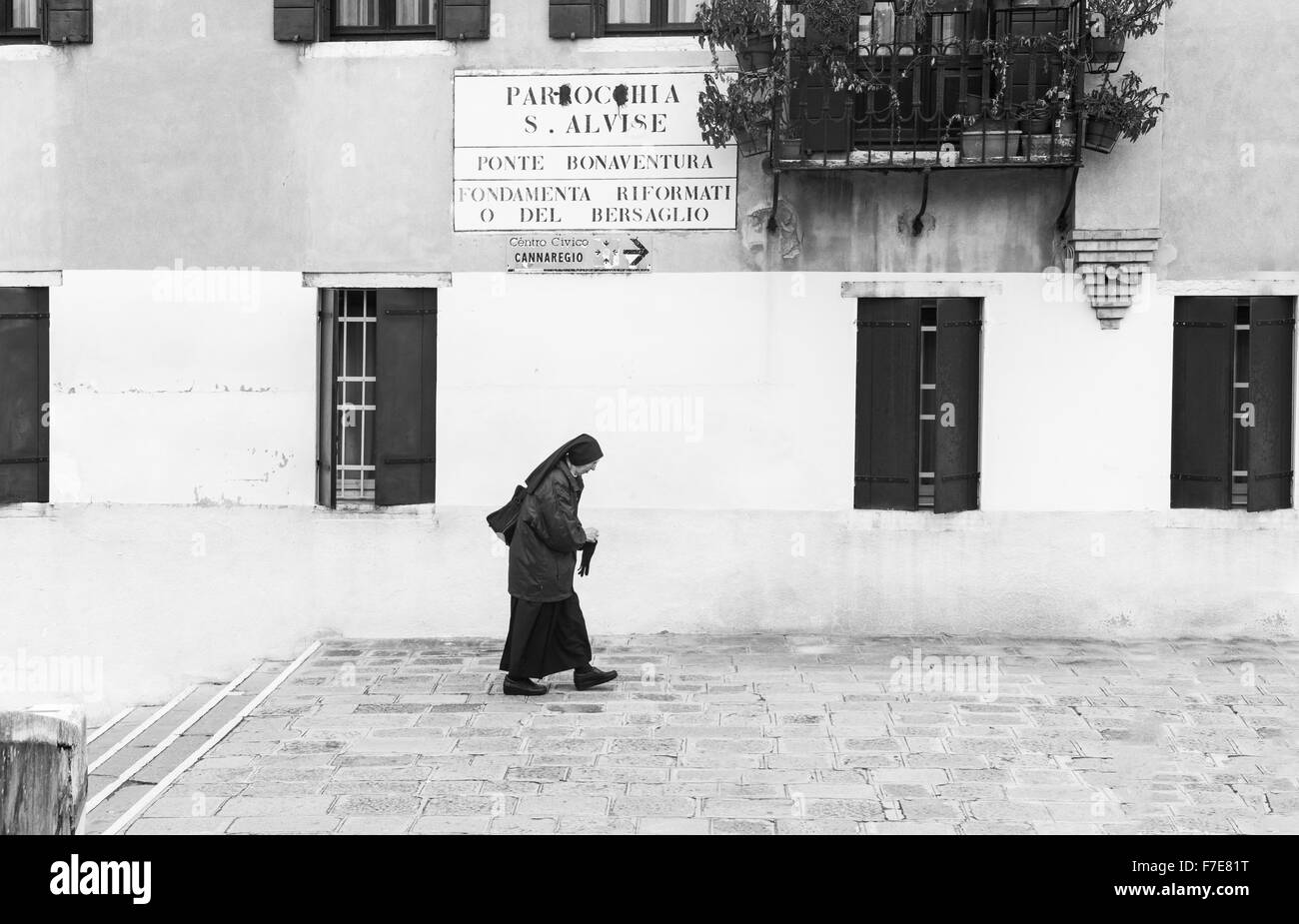 L'Italie, Venise, une nonne solitaire marcher dans S.Alvise salon Banque D'Images