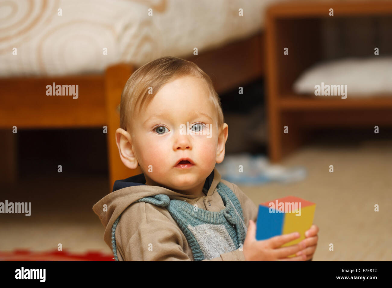 Bebe Garcon Joue Avec Jouet Dans Jeux Pour Enfants Photo Stock Alamy