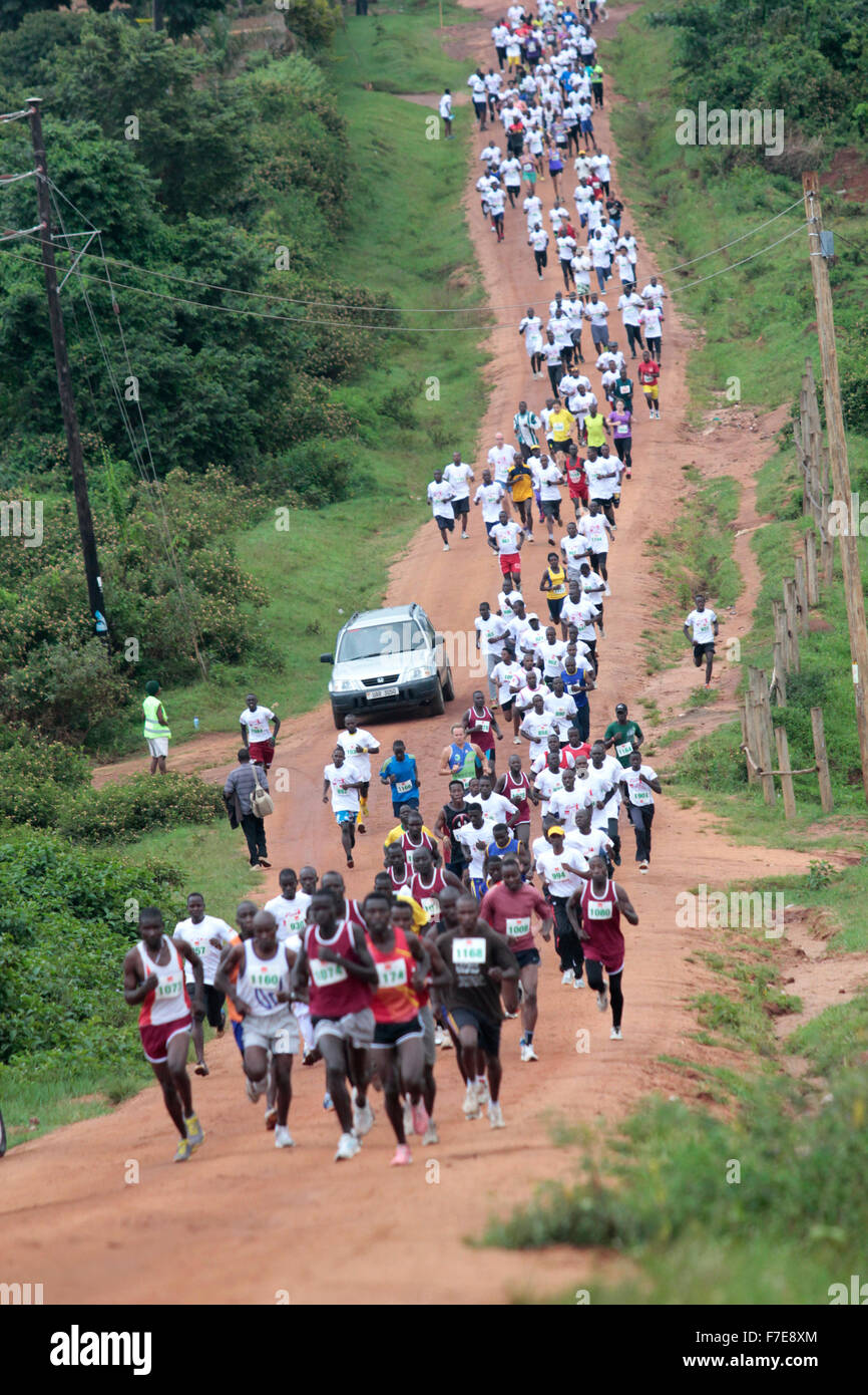 Glissières de prendre part à l'organisme de bienfaisance de l'Afrique pour les enfants courir à l'aide au village d'enfants suisse en Ouganda. Banque D'Images