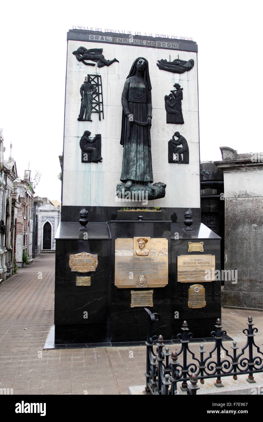 Tombe de Enrique Carlos Alberto Mosconi (21 février 1877 - 4 juin 1940) Cimetière de la Recoleta à Buenos Aires, Argentine. Banque D'Images
