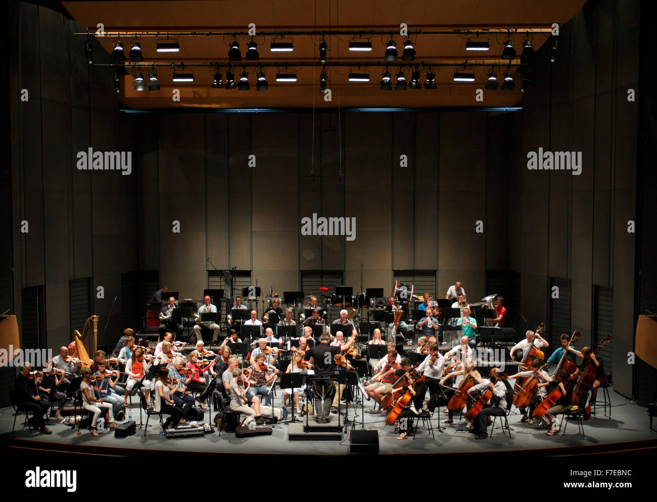 En répétition de l'orchestre sur scène une salle de concert Banque D'Images